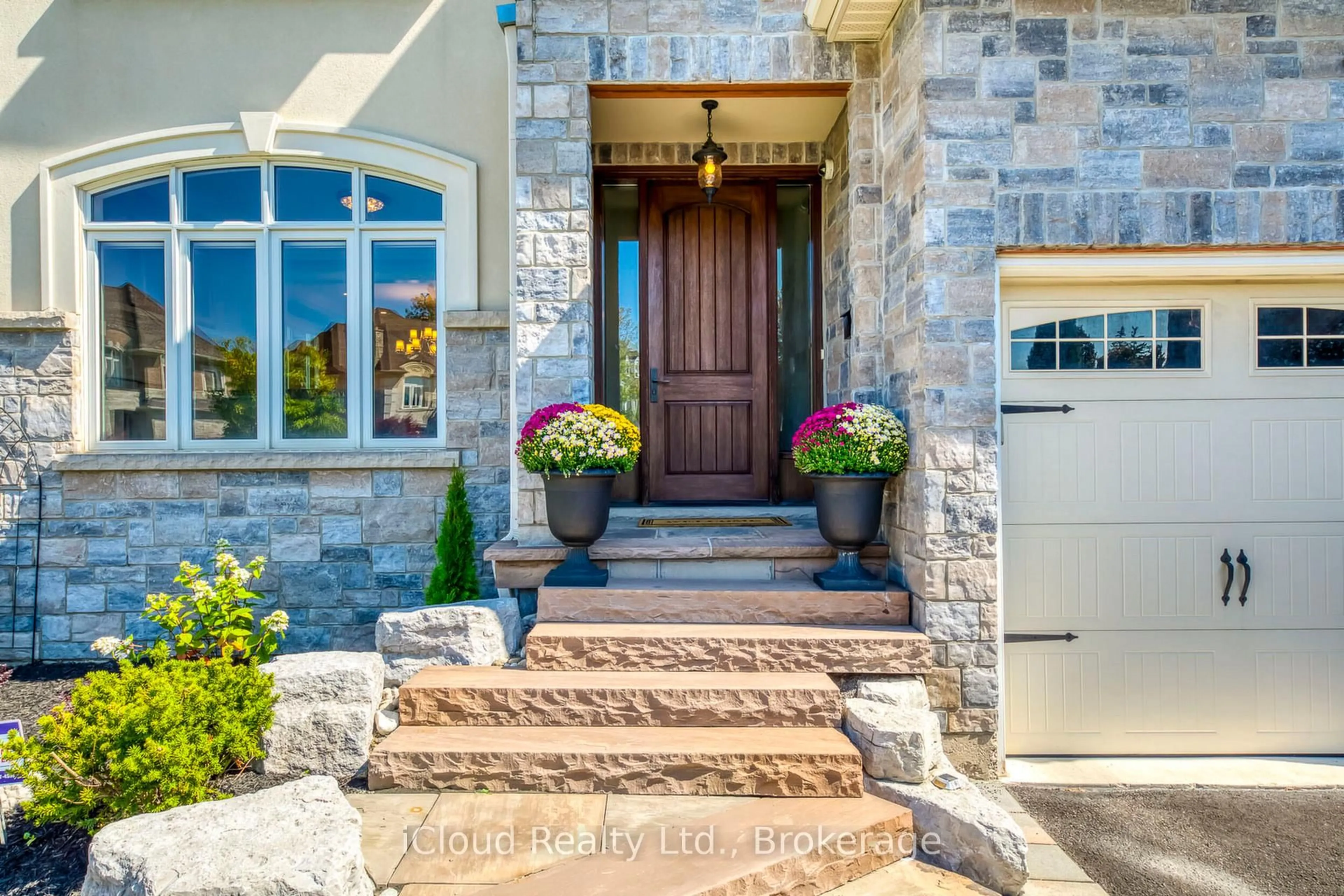 Indoor entryway for 962 Fredonia Dr, Mississauga Ontario L5C 2W4