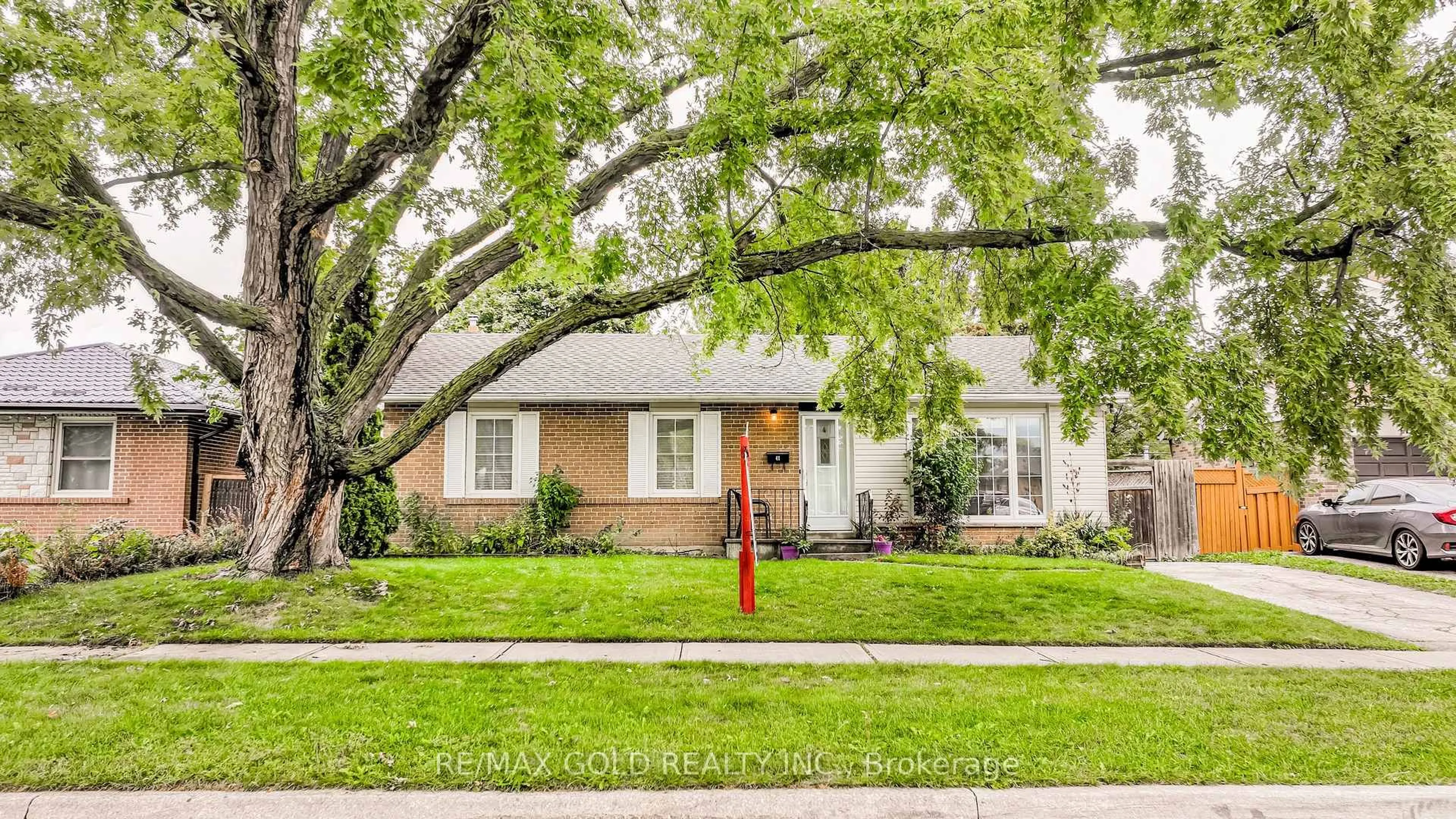 Home with brick exterior material, street for 41 Aberdeen Cres, Brampton Ontario L6T 2P8