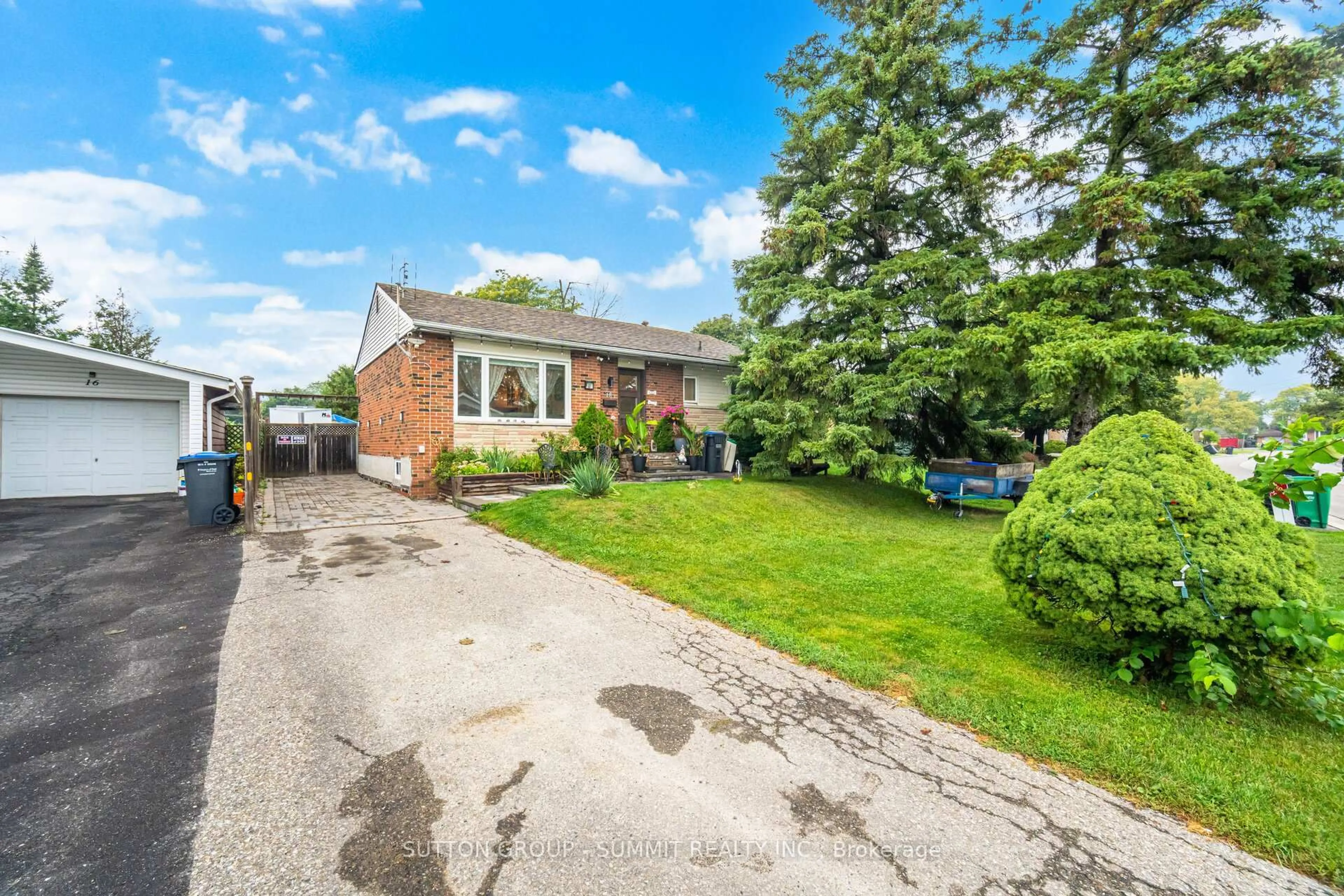 A pic from outside/outdoor area/front of a property/back of a property/a pic from drone, street for 18 GOLDING Ave, Brampton Ontario L6W 1M4