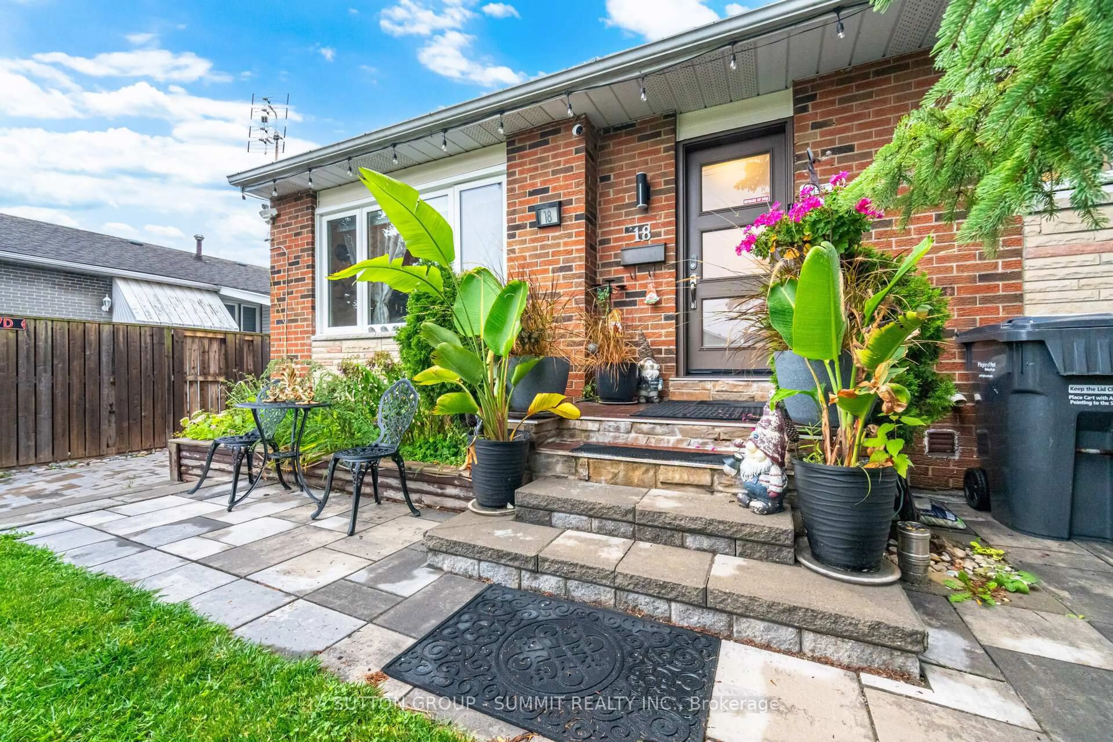 Patio, street for 18 GOLDING Ave, Brampton Ontario L6W 1M4
