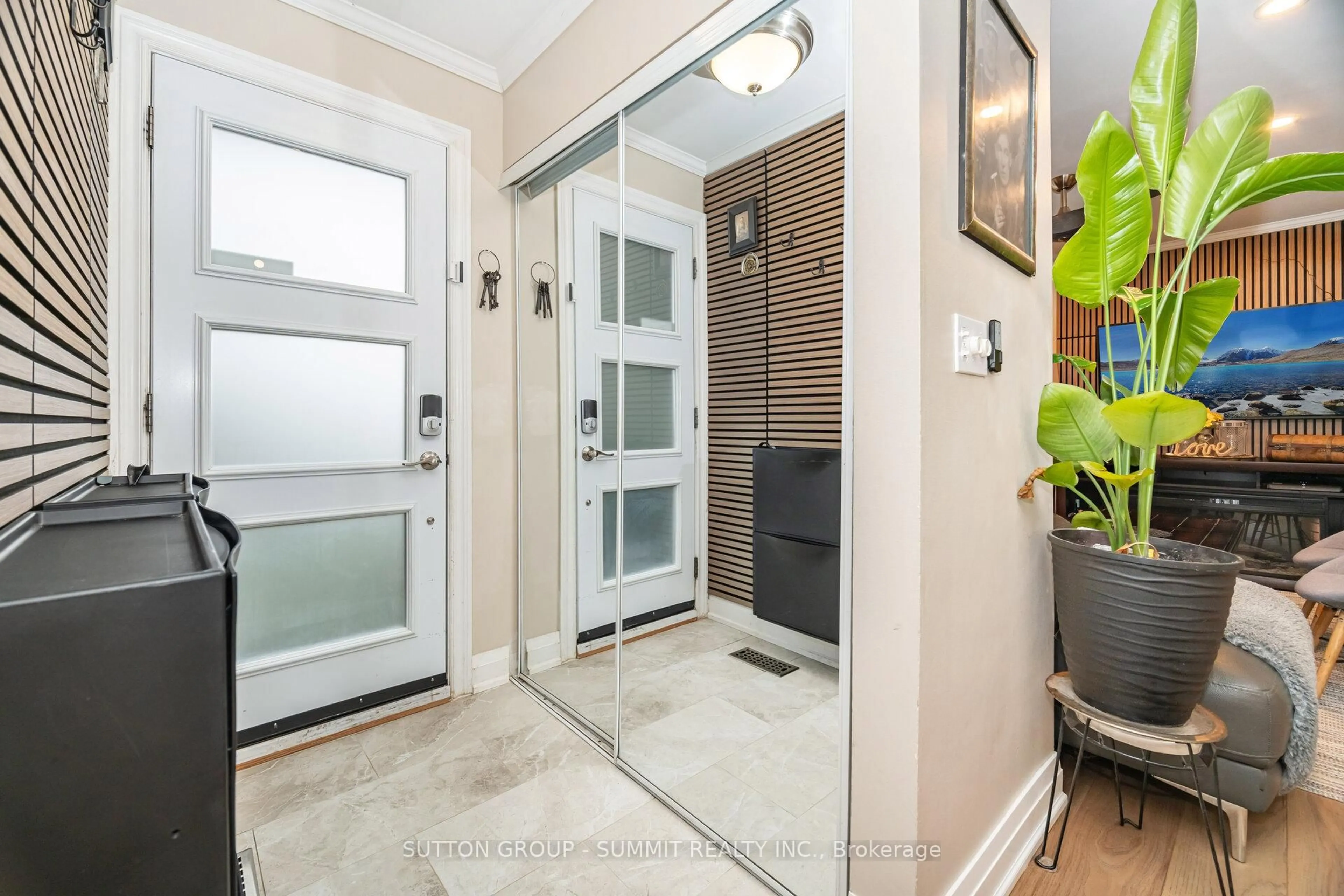 Indoor entryway for 18 GOLDING Ave, Brampton Ontario L6W 1M4