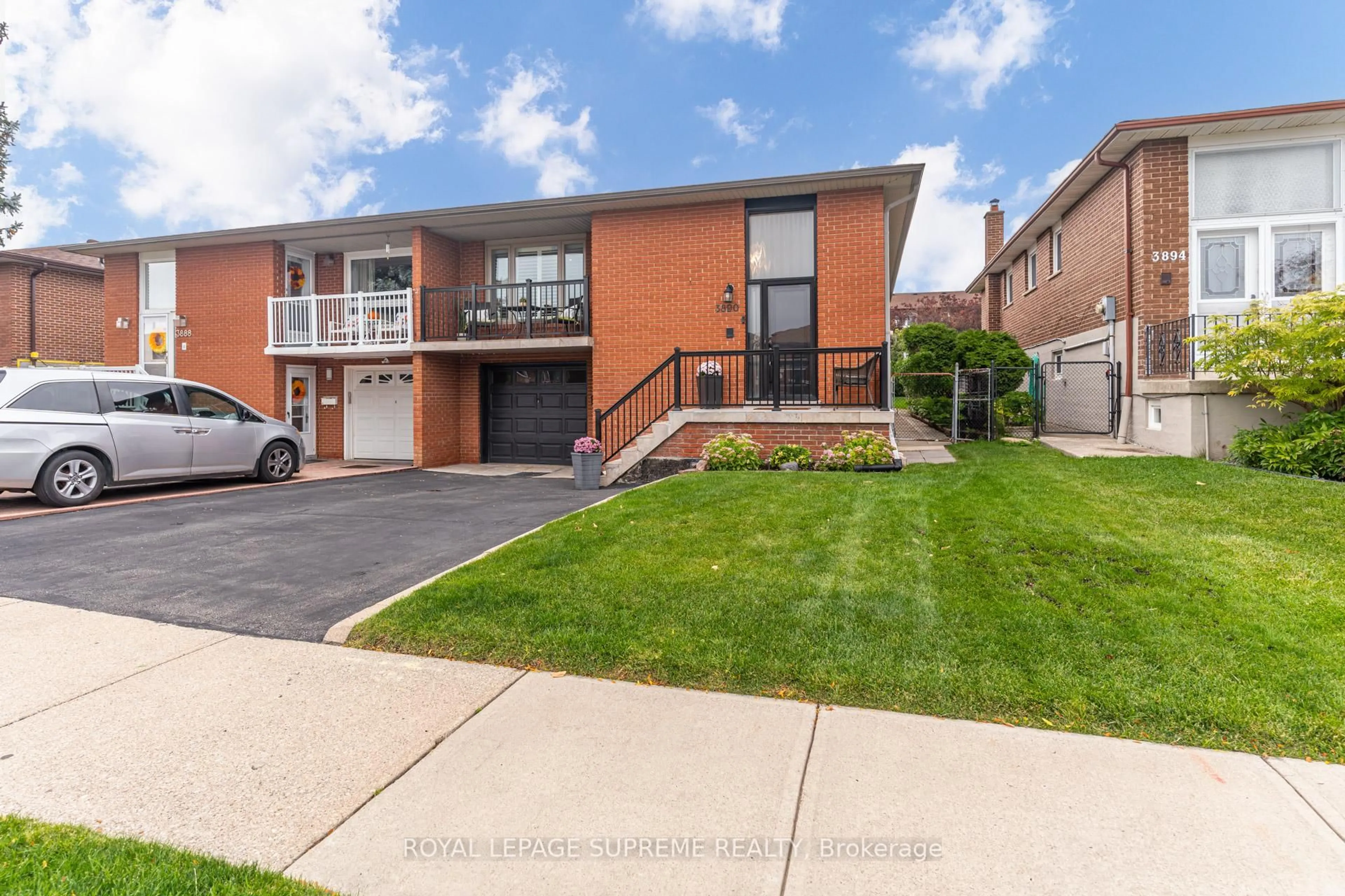Home with brick exterior material, street for 3890 Midhurst Lane, Mississauga Ontario L4Z 1C7