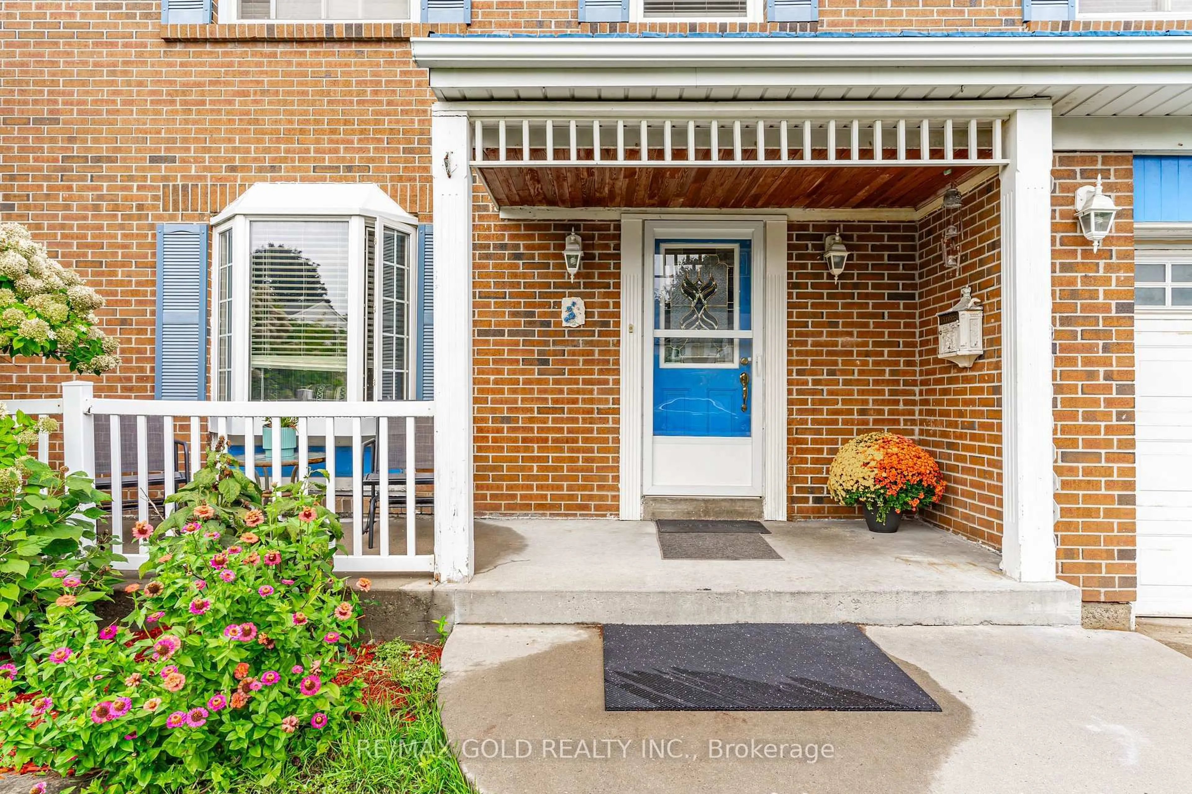 Indoor entryway for 12 Lorraine Cres, Brampton Ontario L6S 2R7