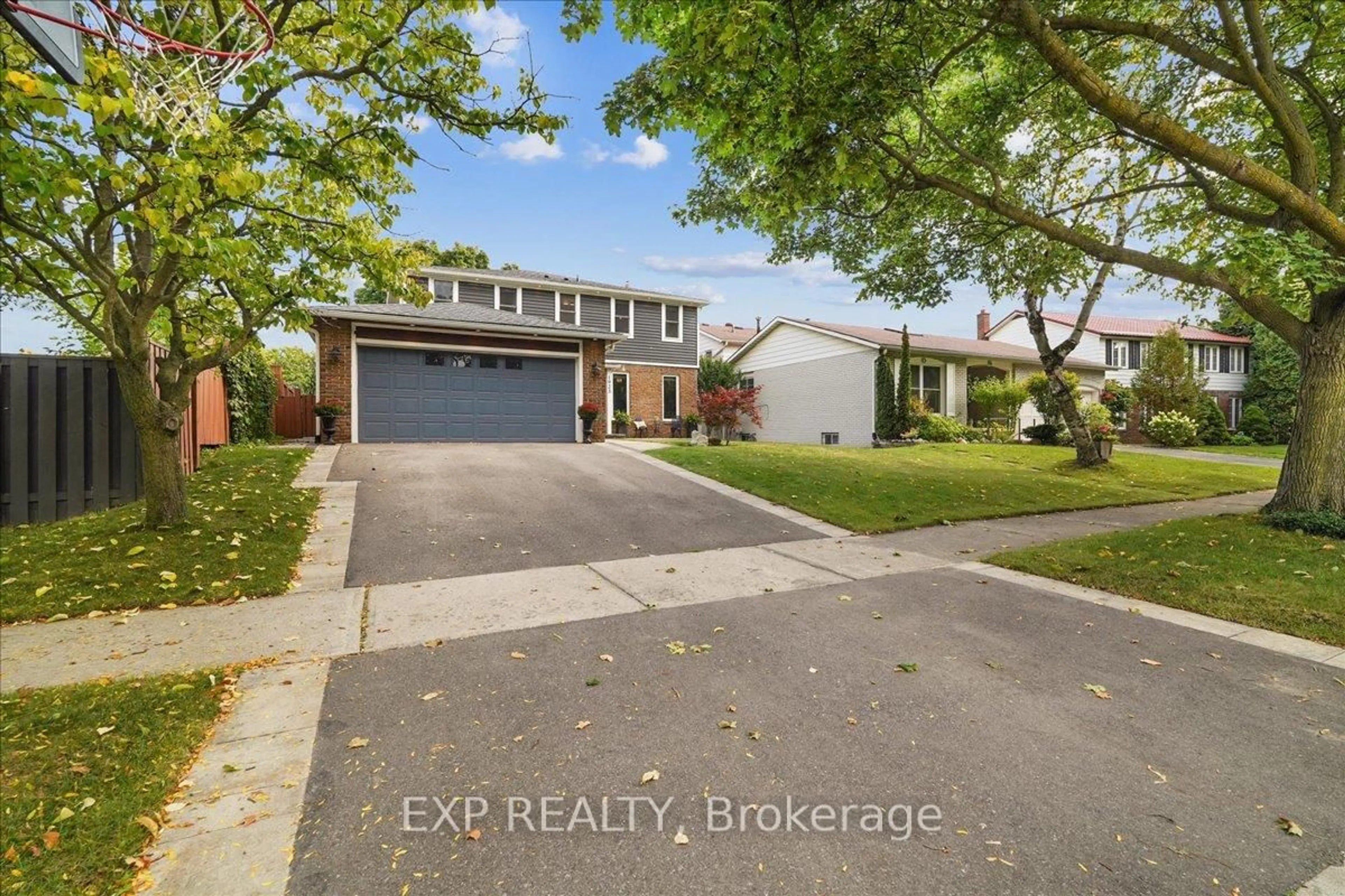 A pic from outside/outdoor area/front of a property/back of a property/a pic from drone, street for 1923 Steepbank Cres, Mississauga Ontario L4X 1T9