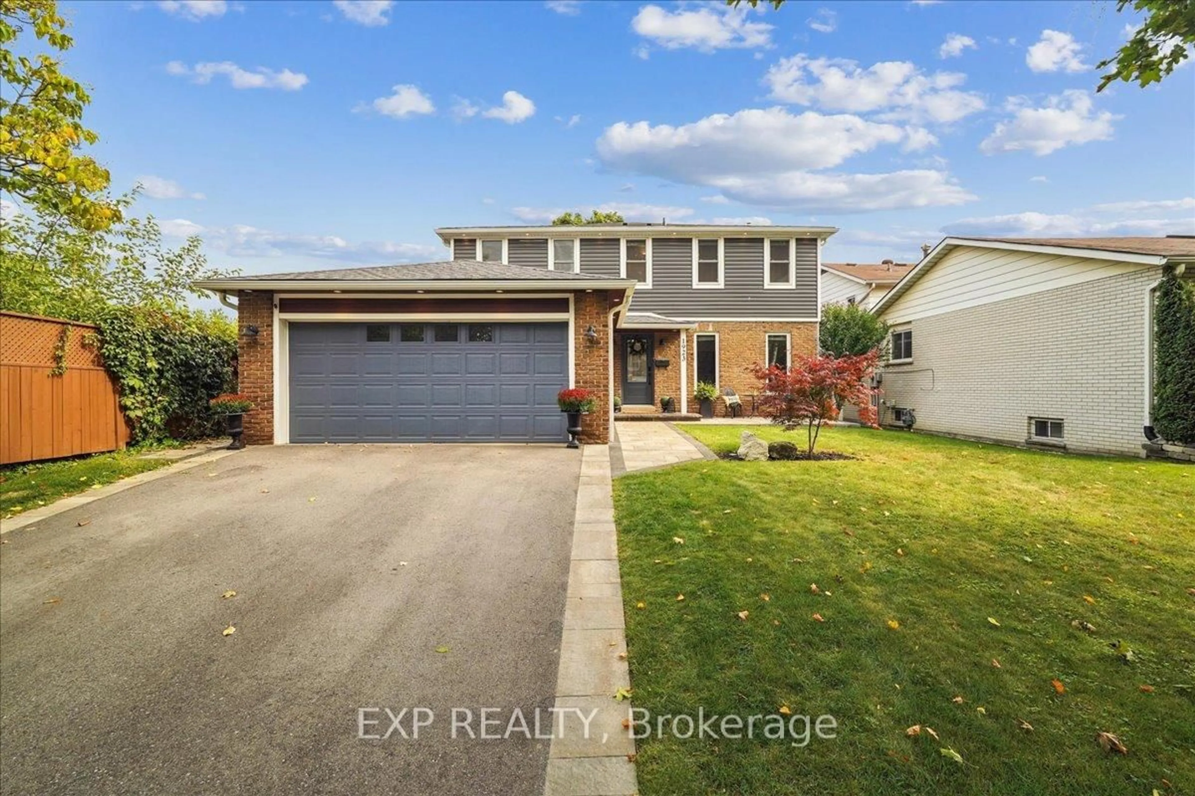 A pic from outside/outdoor area/front of a property/back of a property/a pic from drone, street for 1923 Steepbank Cres, Mississauga Ontario L4X 1T9