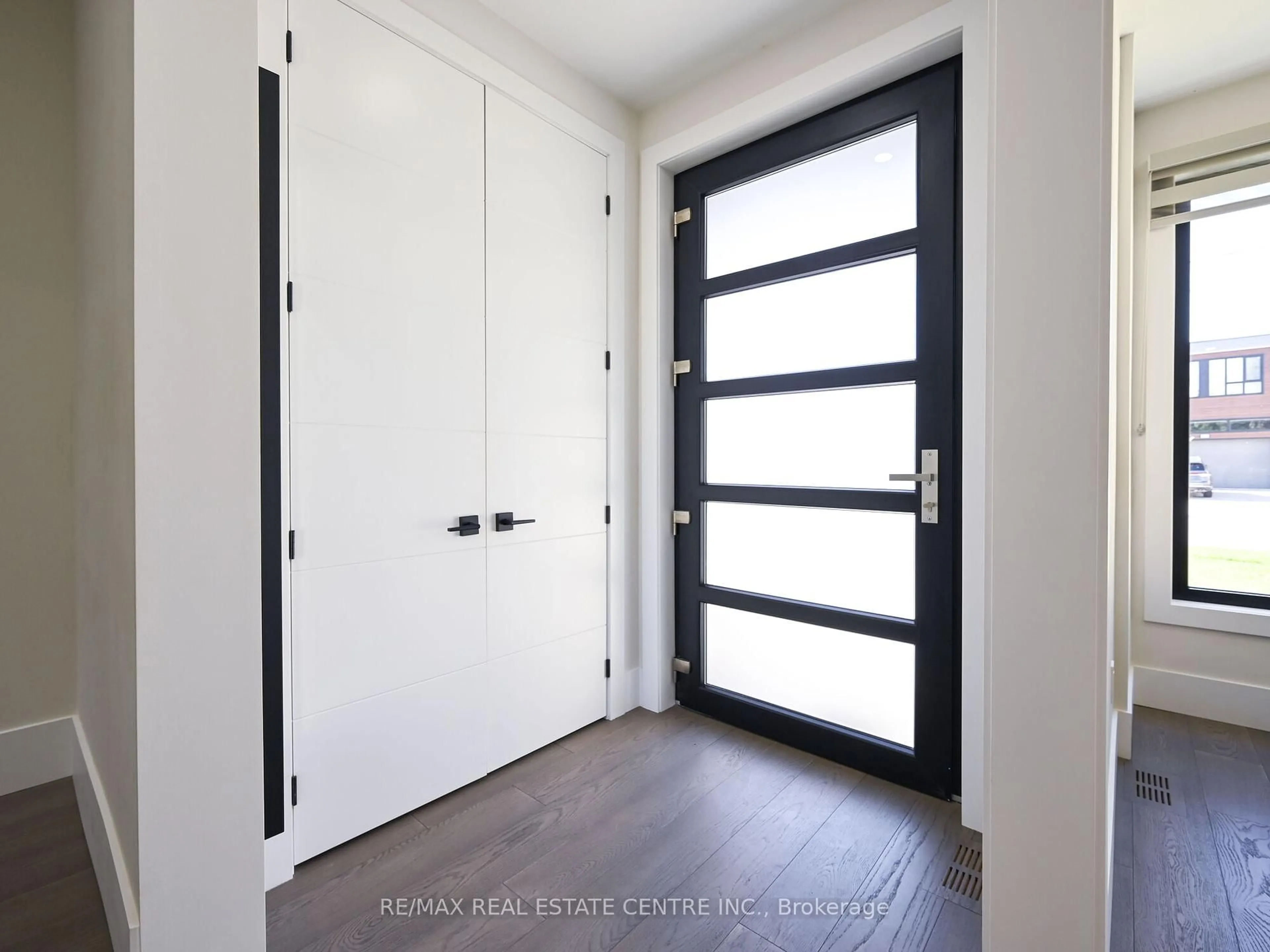 Indoor entryway for 1181 Ogden Ave, Mississauga Ontario L5E 2G8