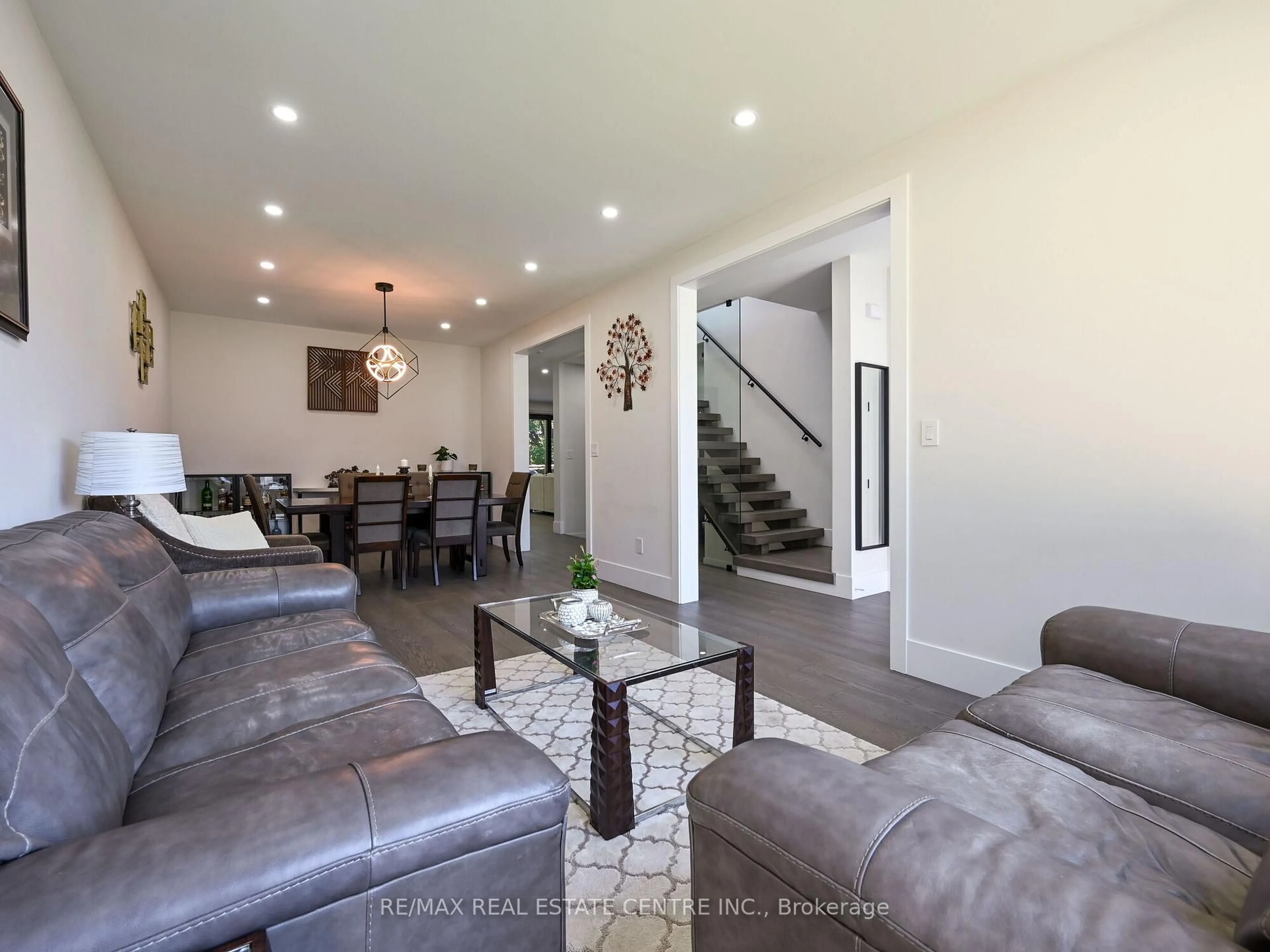 Living room with furniture, unknown for 1181 Ogden Ave, Mississauga Ontario L5E 2G8