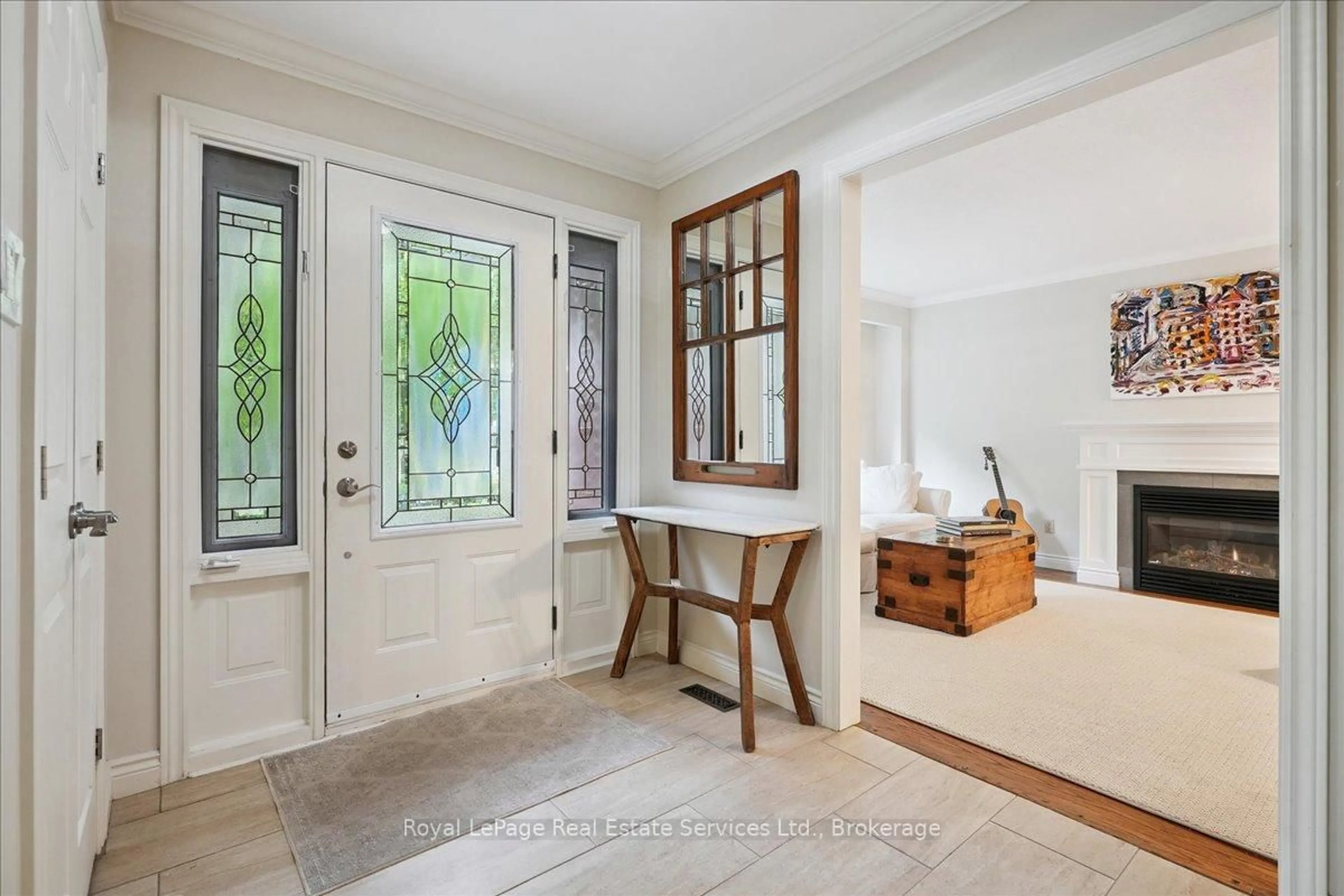 Indoor entryway for 215 Weldon Ave, Oakville Ontario L6K 2H9