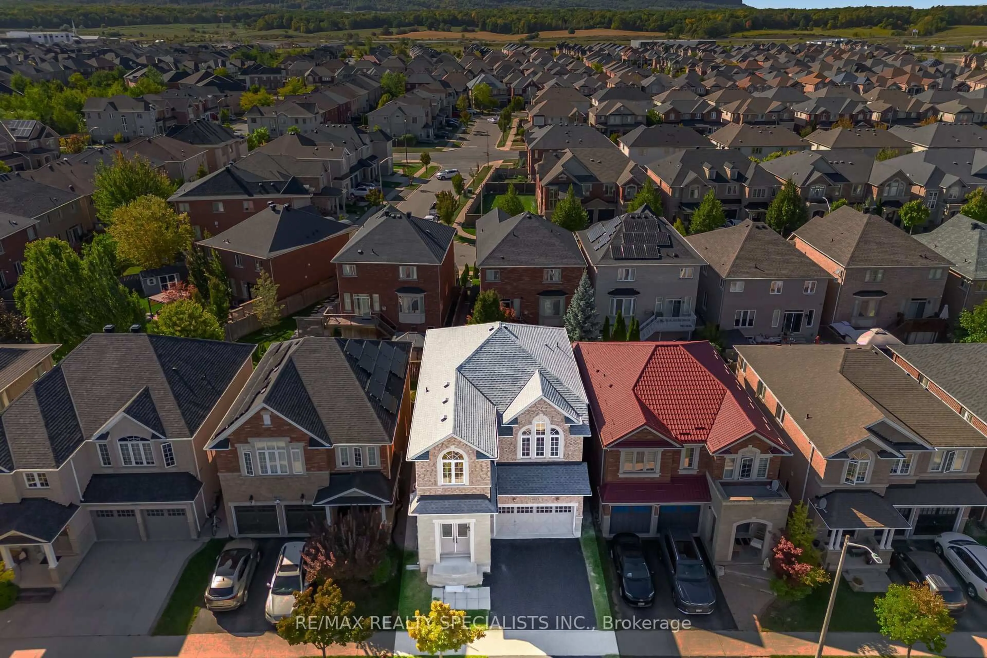 A pic from outside/outdoor area/front of a property/back of a property/a pic from drone, street for 4623 Simmons Rd, Burlington Ontario L7M 0J3