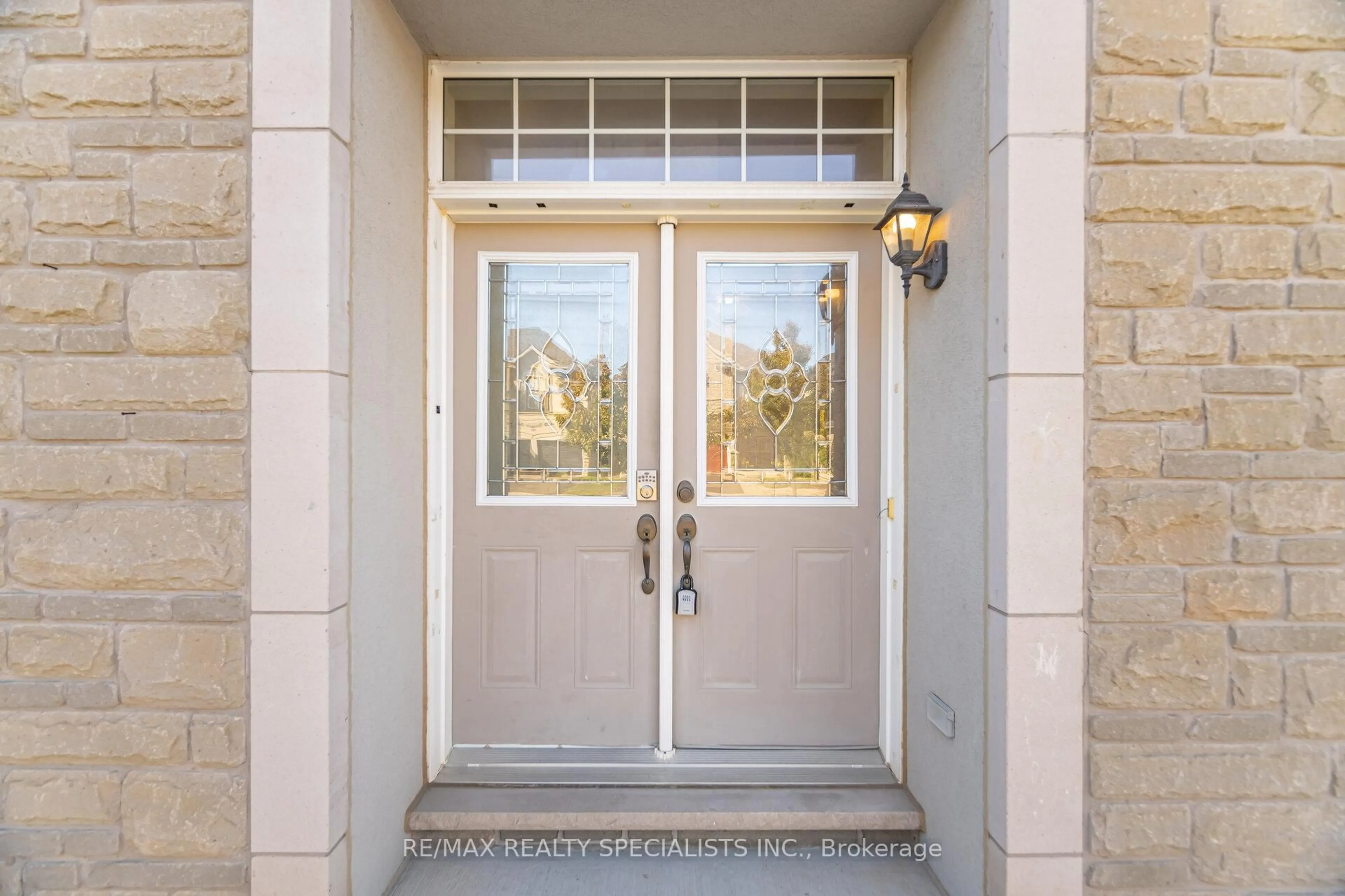 Indoor entryway for 4623 Simmons Rd, Burlington Ontario L7M 0J3