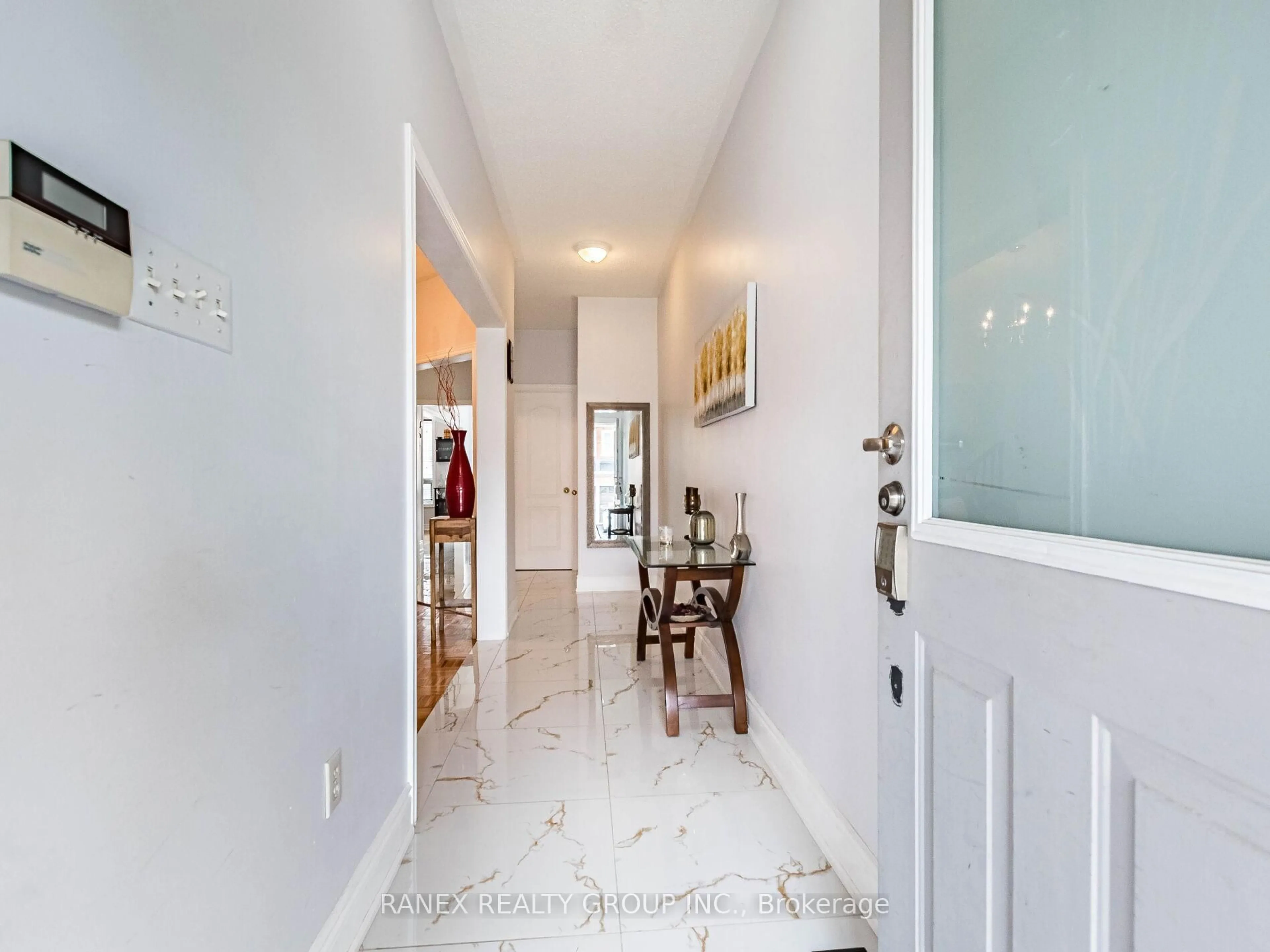 Indoor entryway for 18 Tundra Swan Rd, Brampton Ontario L6R 3L4