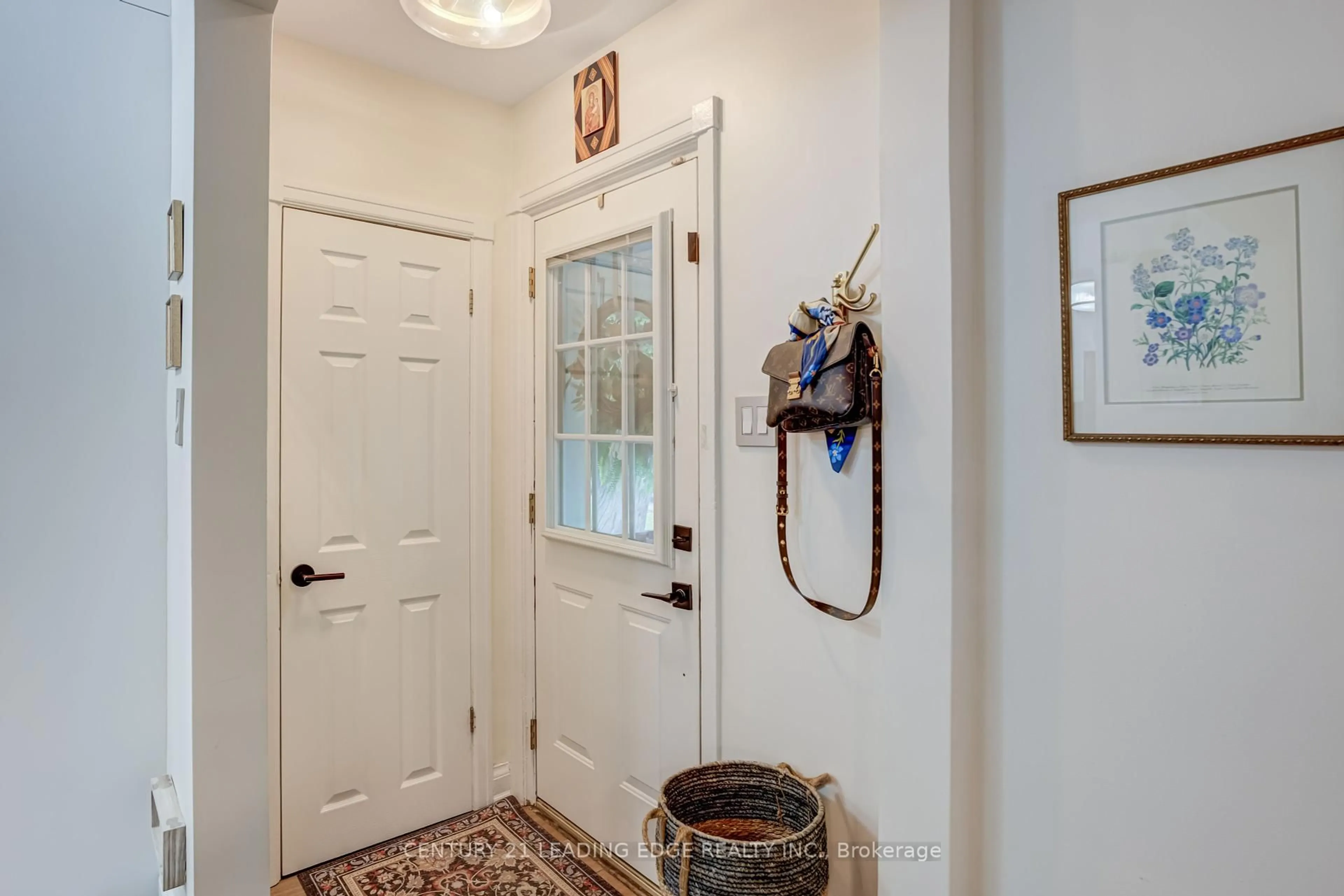 Indoor entryway for 52 Green Lanes, Toronto Ontario M8Z 4V7