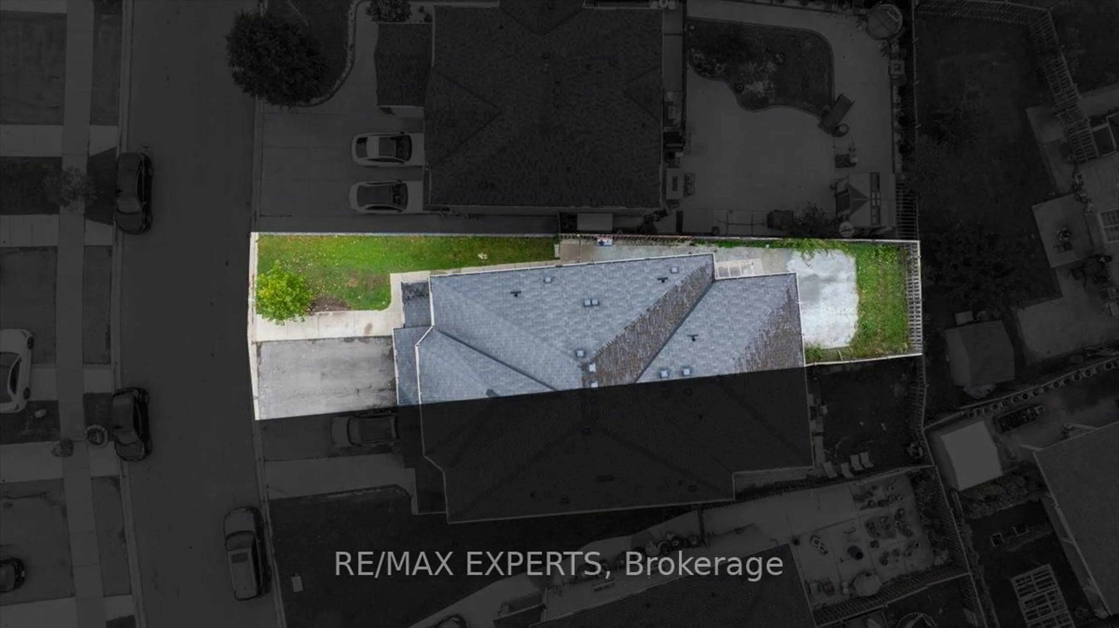 A pic from outside/outdoor area/front of a property/back of a property/a pic from drone, street for 43 Jingle Cres, Brampton Ontario L6S 0A8