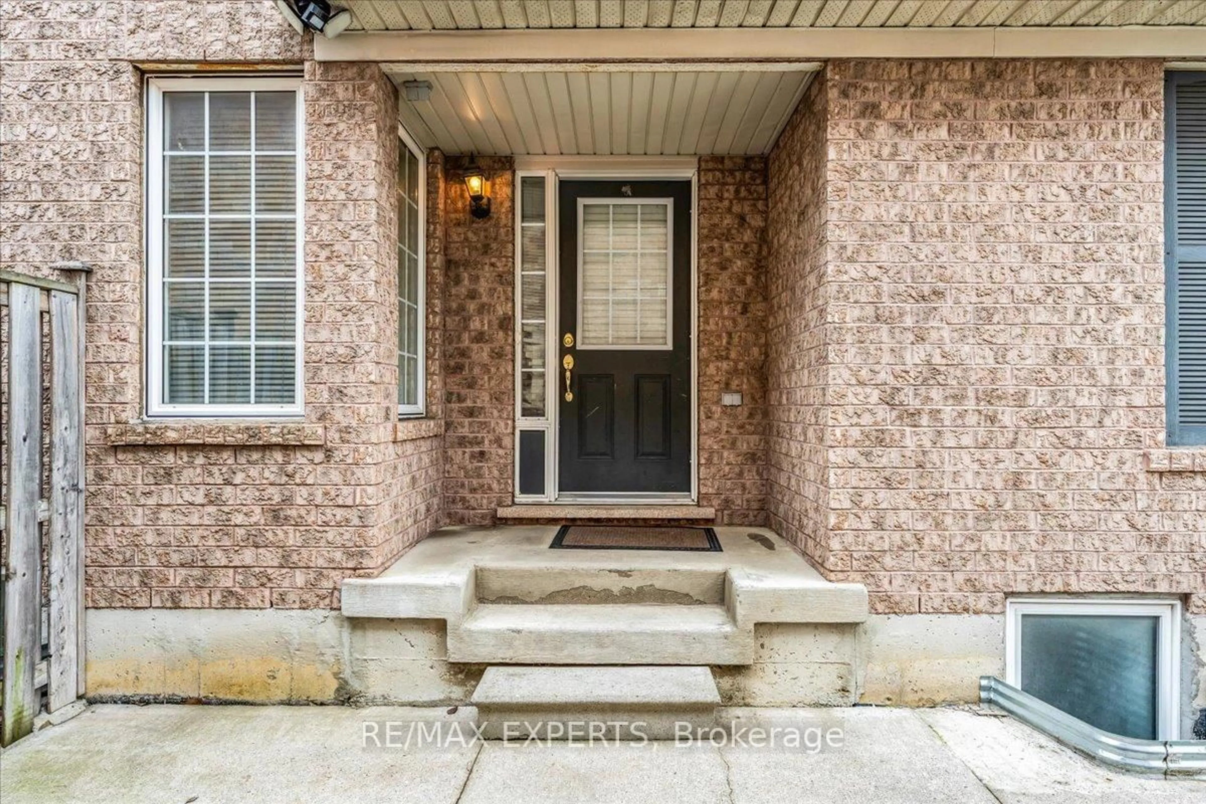 Indoor entryway for 43 Jingle Cres, Brampton Ontario L6S 0A8