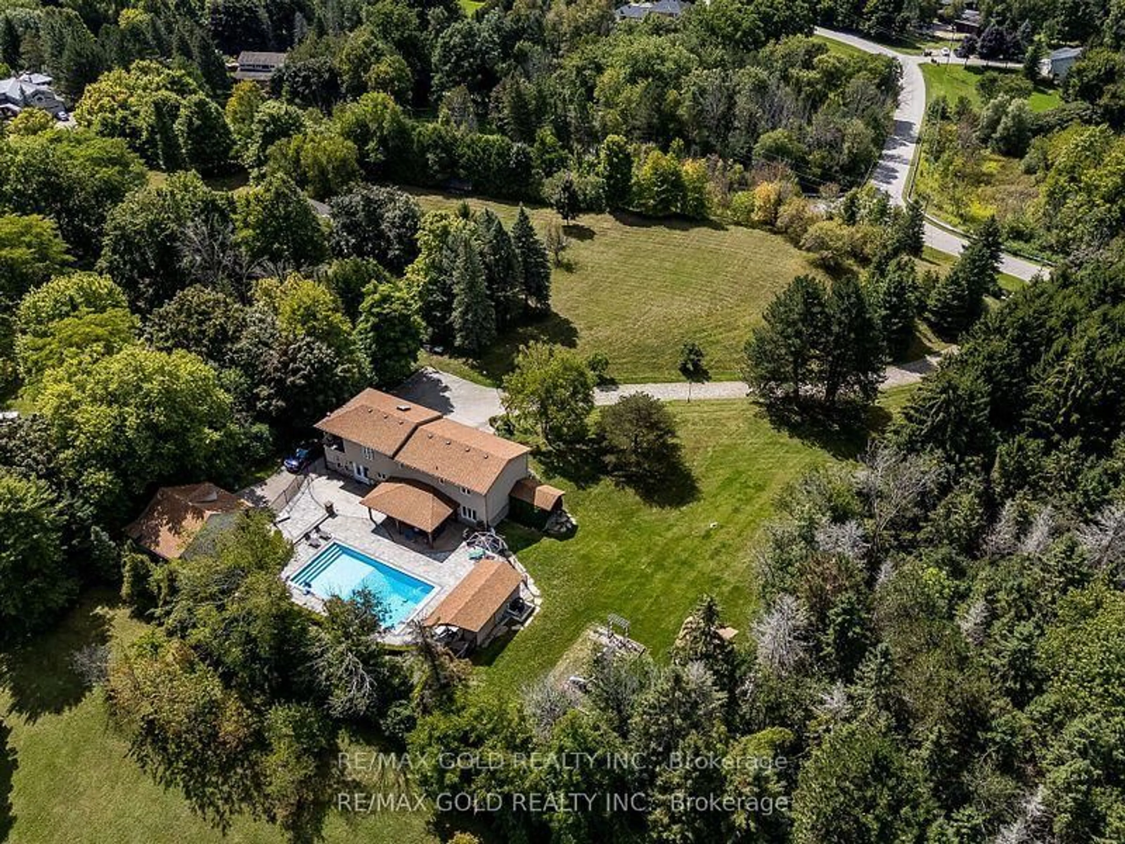 A pic from outside/outdoor area/front of a property/back of a property/a pic from drone, unknown for 110 Palmer Circ, Caledon Ontario L7E 0A5
