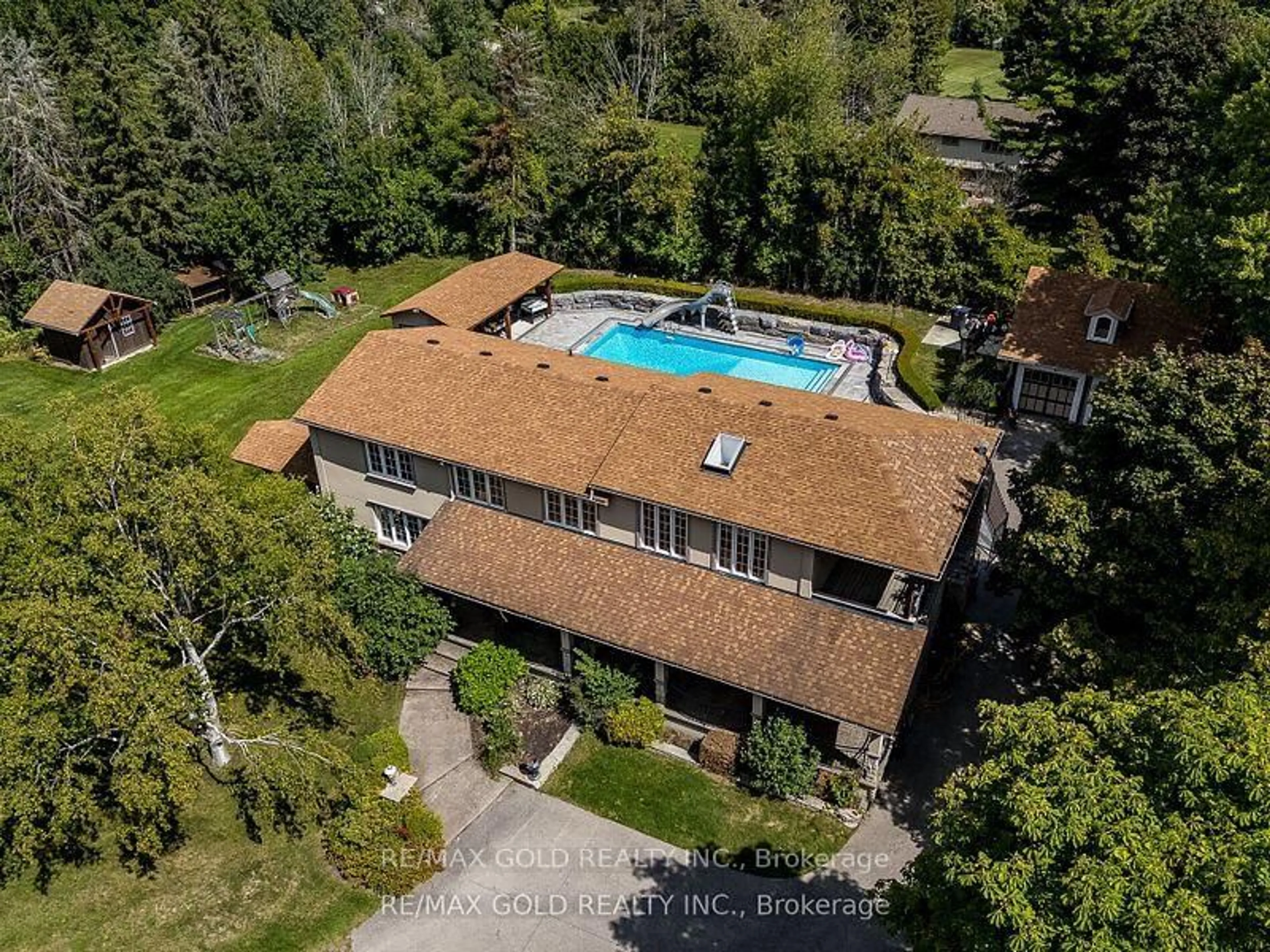 A pic from outside/outdoor area/front of a property/back of a property/a pic from drone, unknown for 110 Palmer Circ, Caledon Ontario L7E 0A5