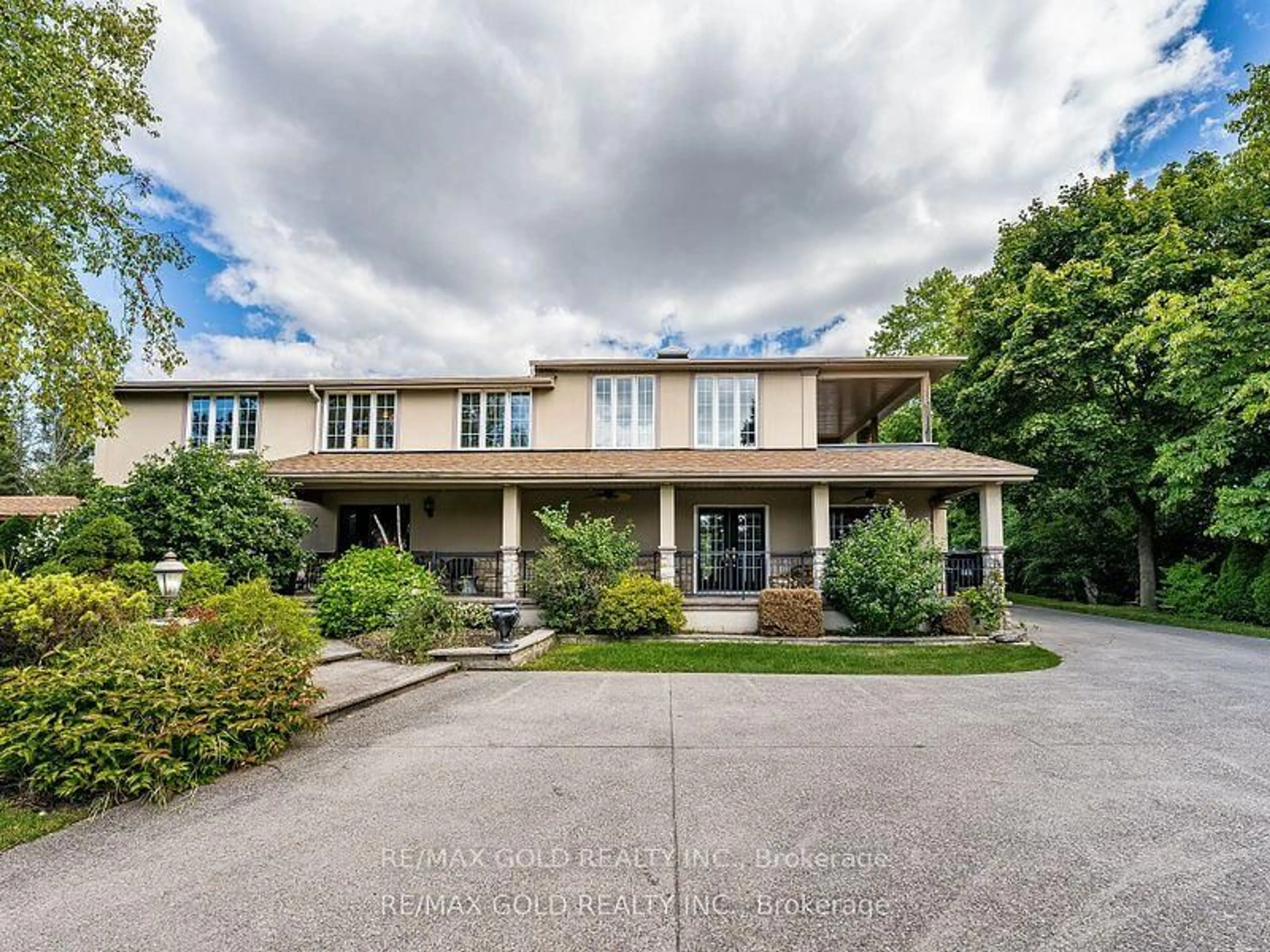 A pic from outside/outdoor area/front of a property/back of a property/a pic from drone, street for 110 Palmer Circ, Caledon Ontario L7E 0A5