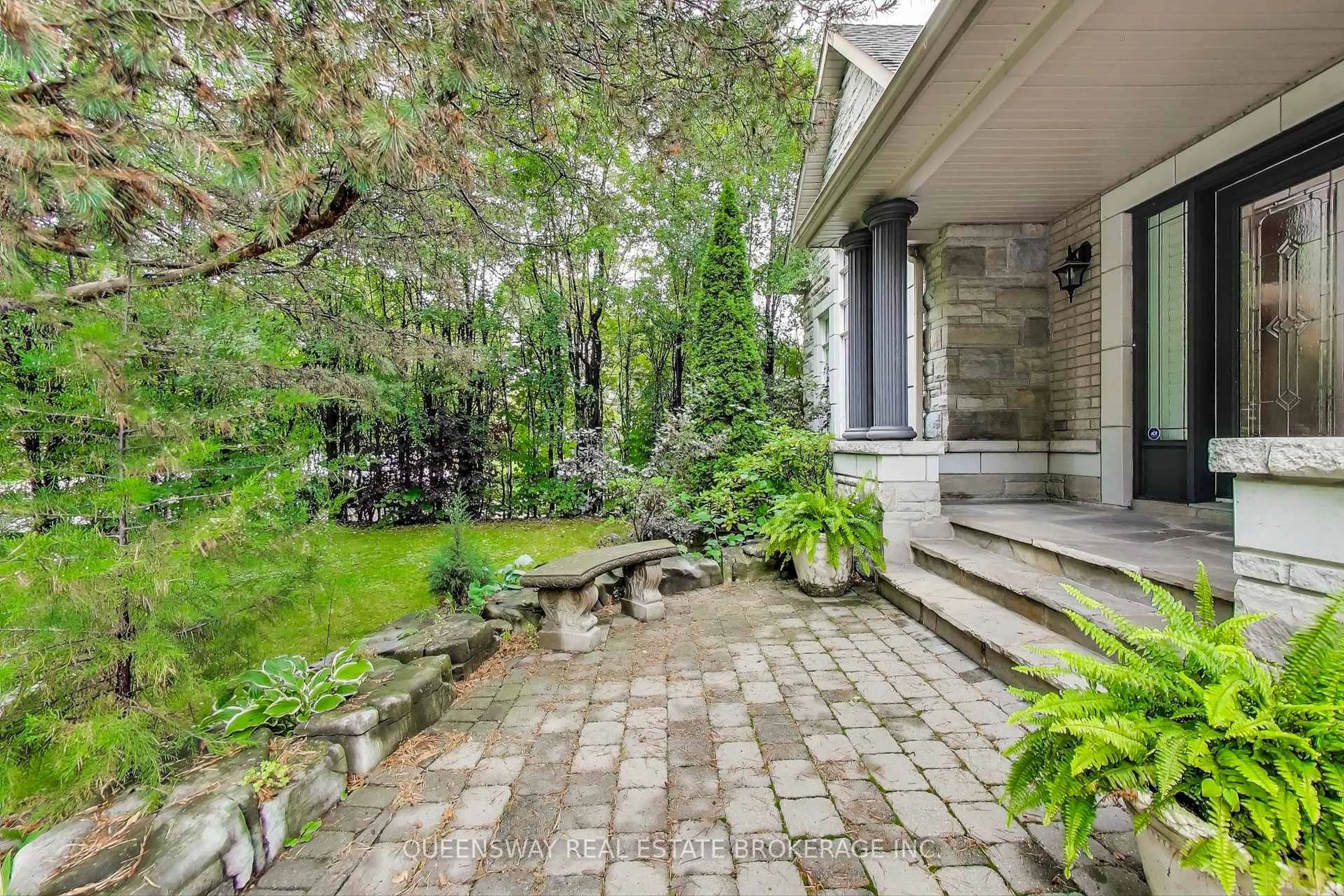 Patio, street for 1371 Chriseden Dr, Mississauga Ontario L5H 1V1