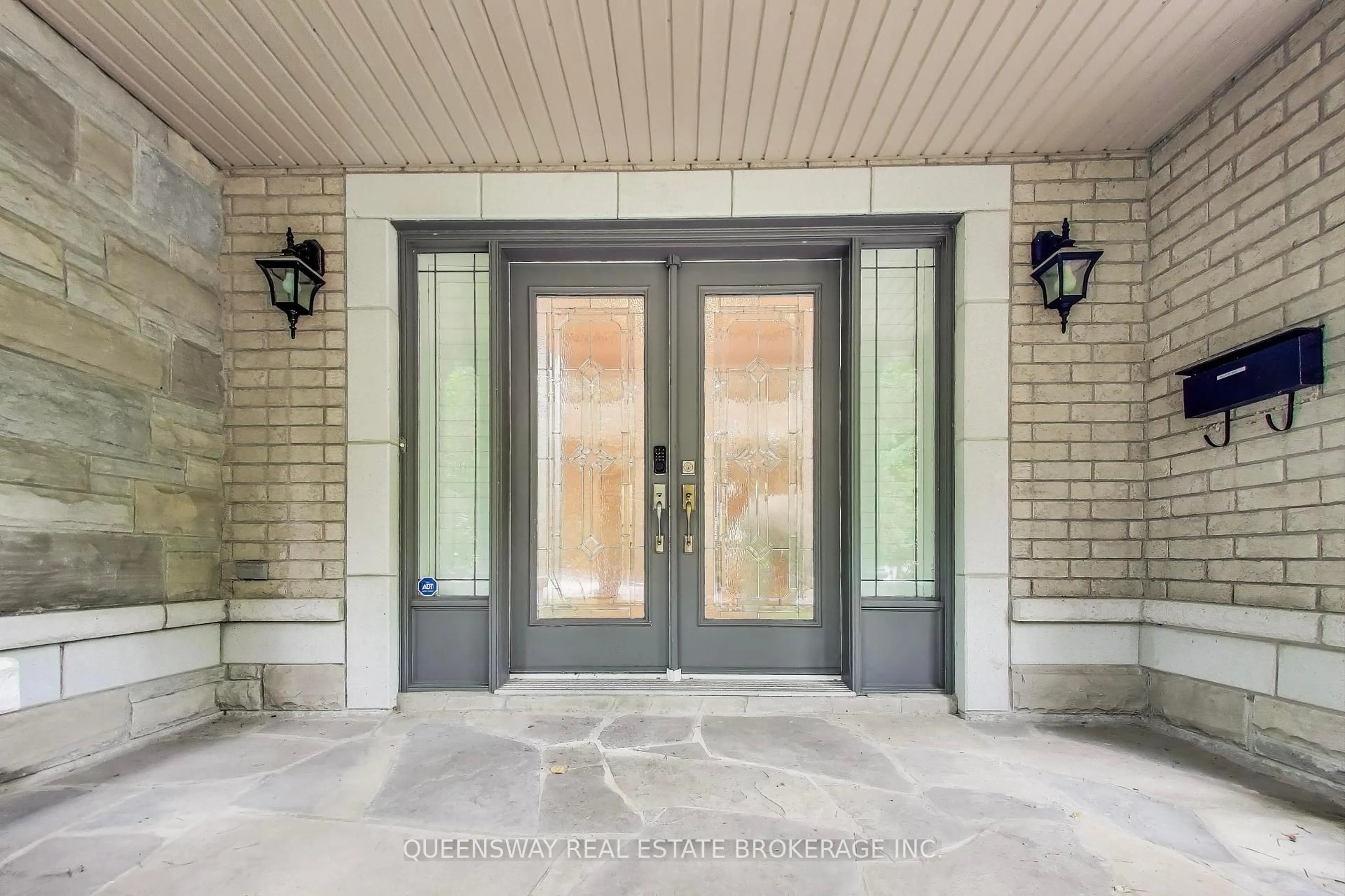 Indoor entryway for 1371 Chriseden Dr, Mississauga Ontario L5H 1V1