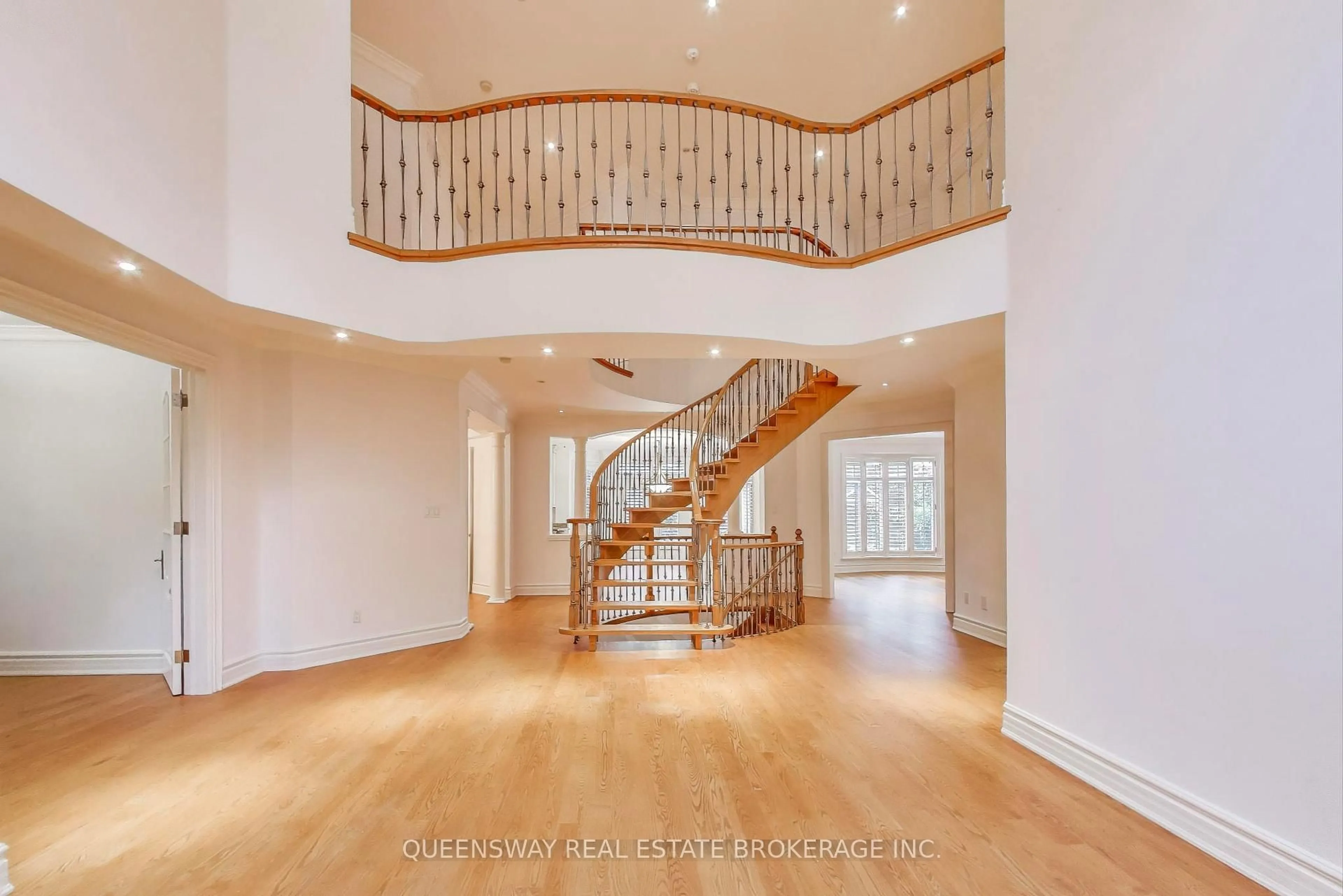 Indoor foyer for 1371 Chriseden Dr, Mississauga Ontario L5H 1V1