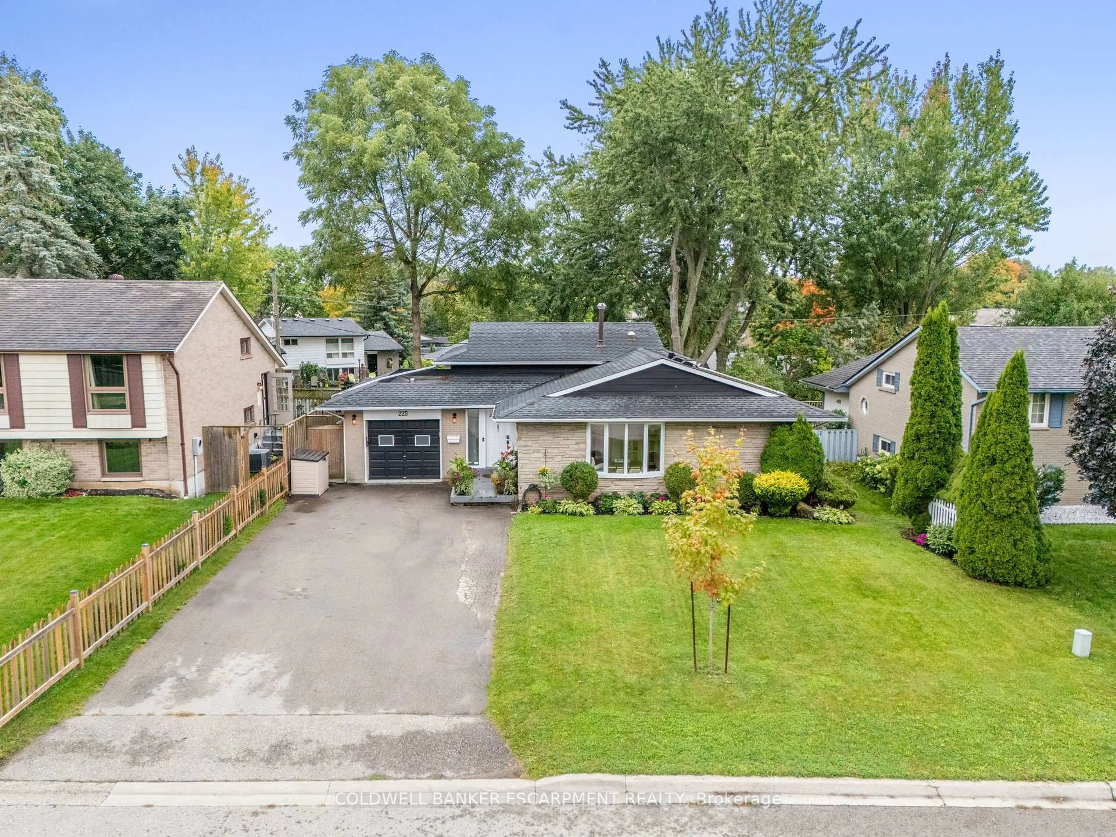A pic from outside/outdoor area/front of a property/back of a property/a pic from drone, street for 225 Elmore Dr, Halton Hills Ontario L7J 1T8