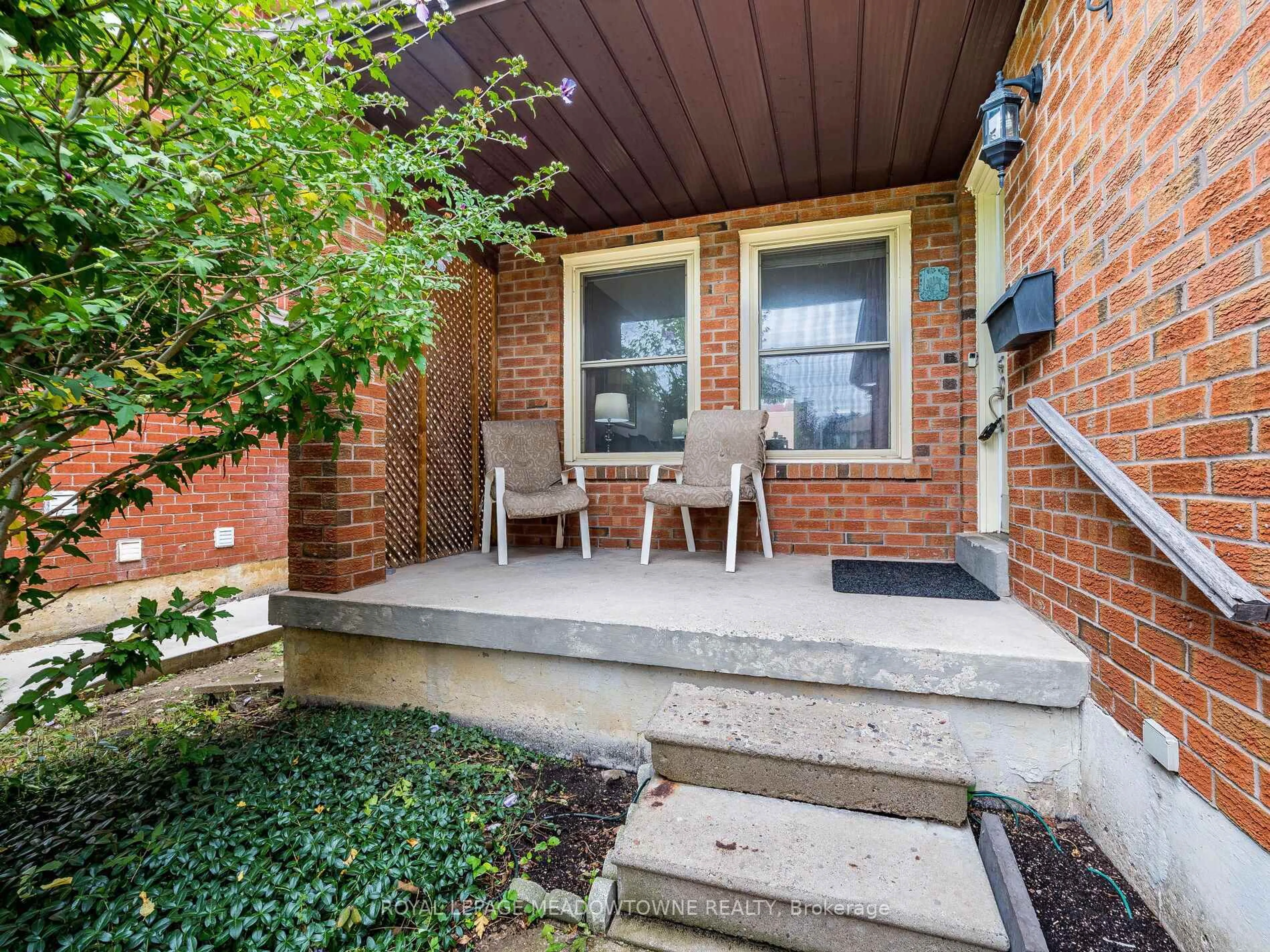 Patio, street for 40 Lord Simcoe Dr, Brampton Ontario L6S 5H3