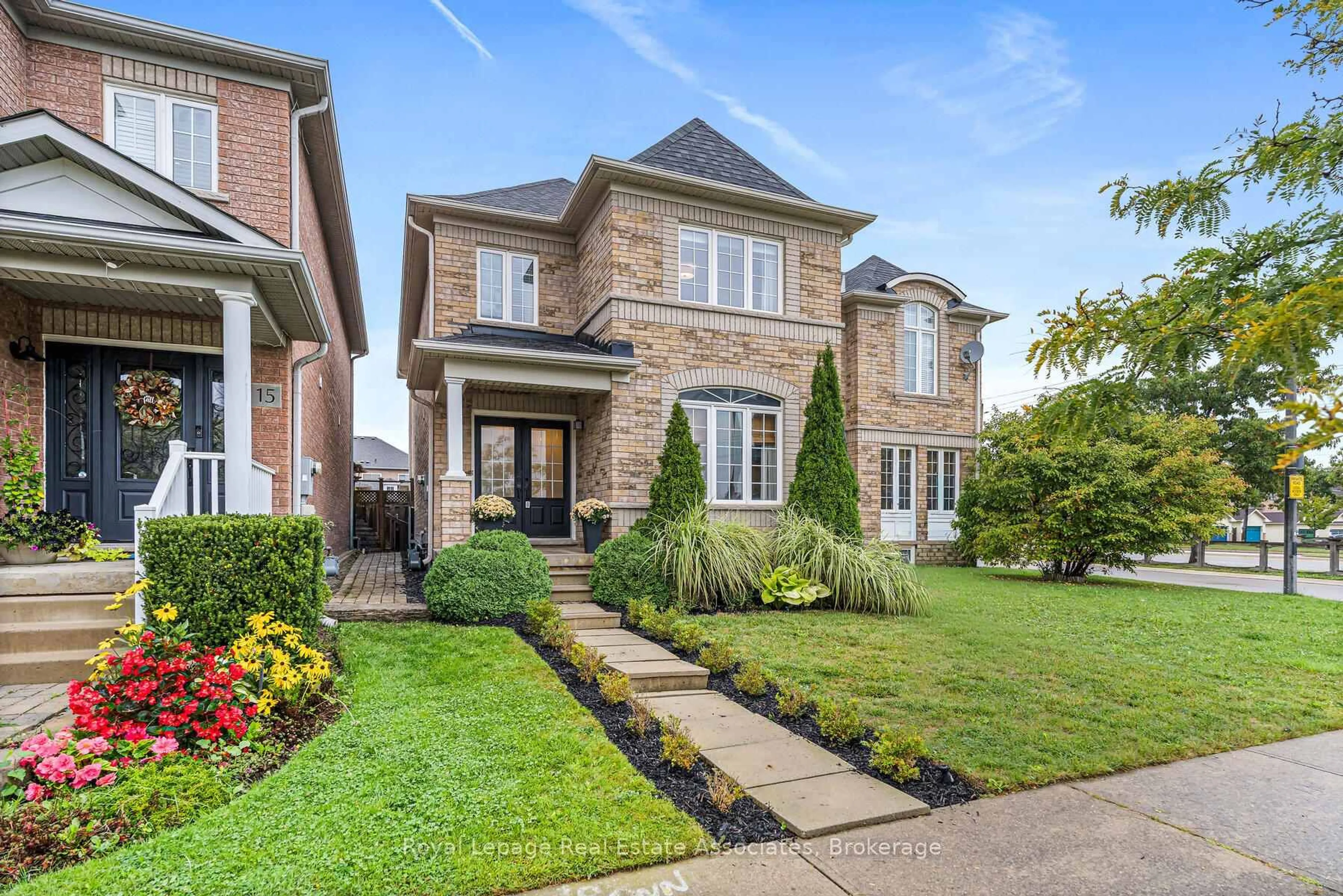 Home with brick exterior material, street for 17 Snowberry Cres, Halton Hills Ontario L7G 6M4