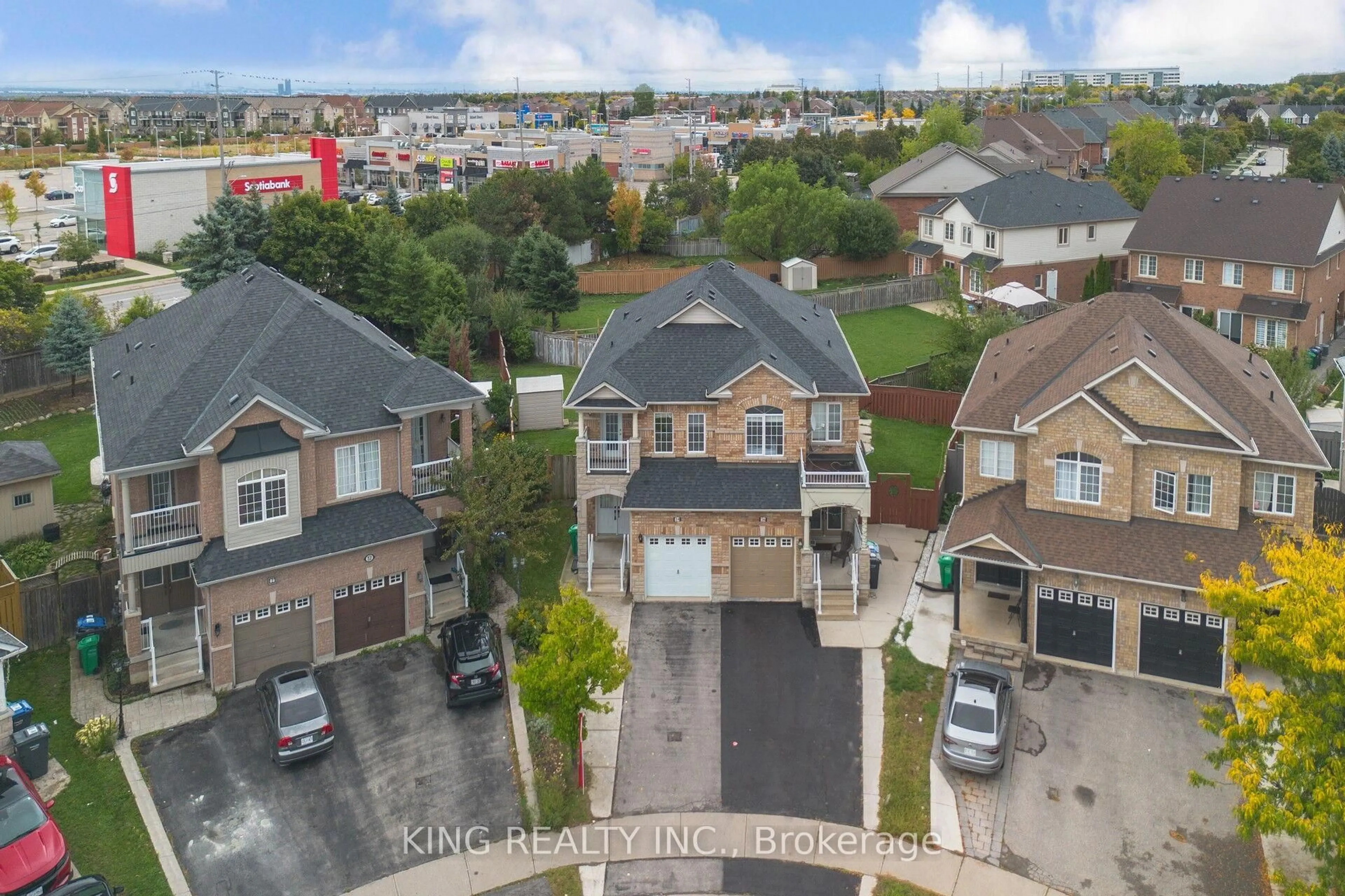 A pic from outside/outdoor area/front of a property/back of a property/a pic from drone, unknown for 34 Dewridge Crt, Brampton Ontario L5R 3C2