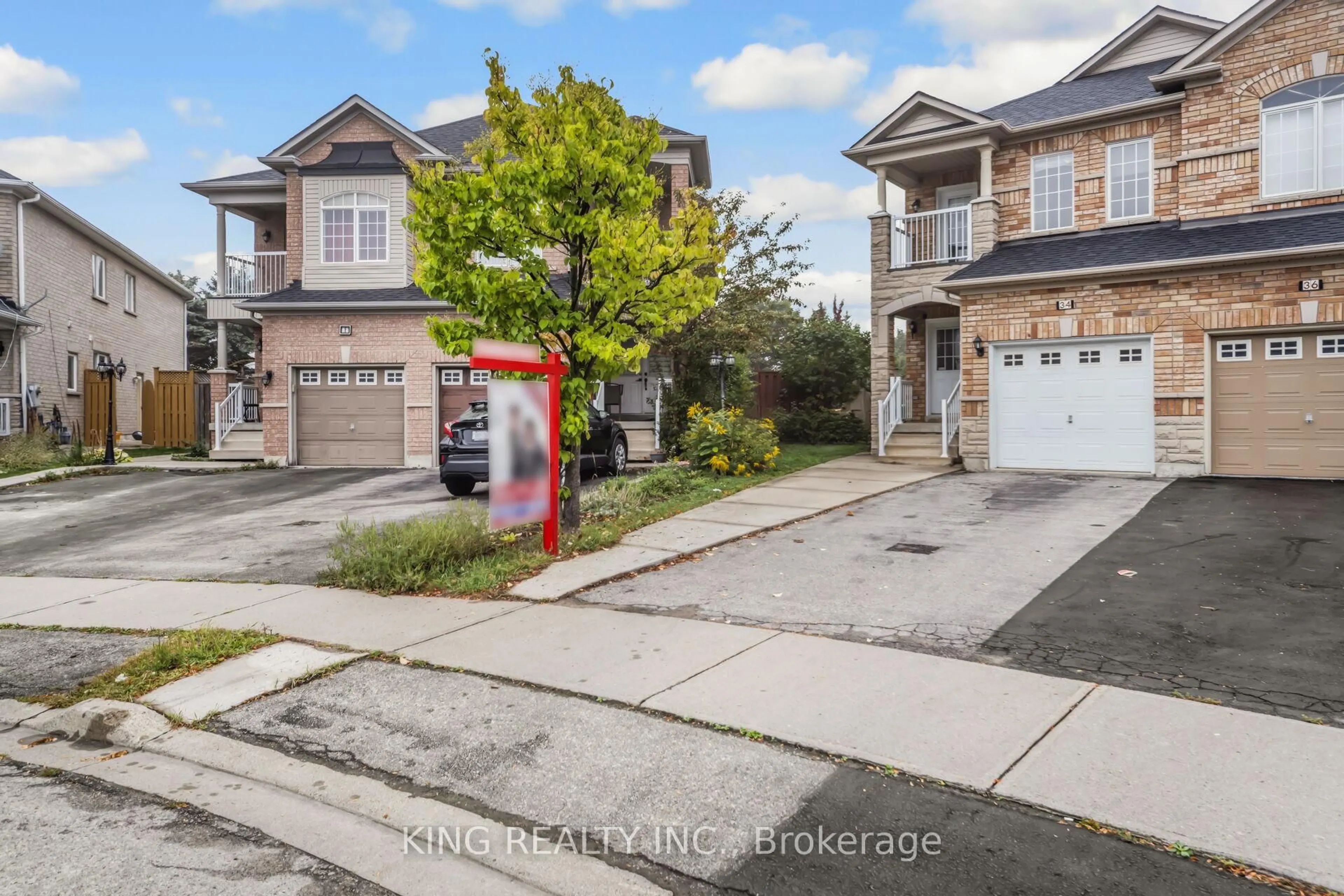 A pic from outside/outdoor area/front of a property/back of a property/a pic from drone, street for 34 Dewridge Crt, Brampton Ontario L5R 3C2