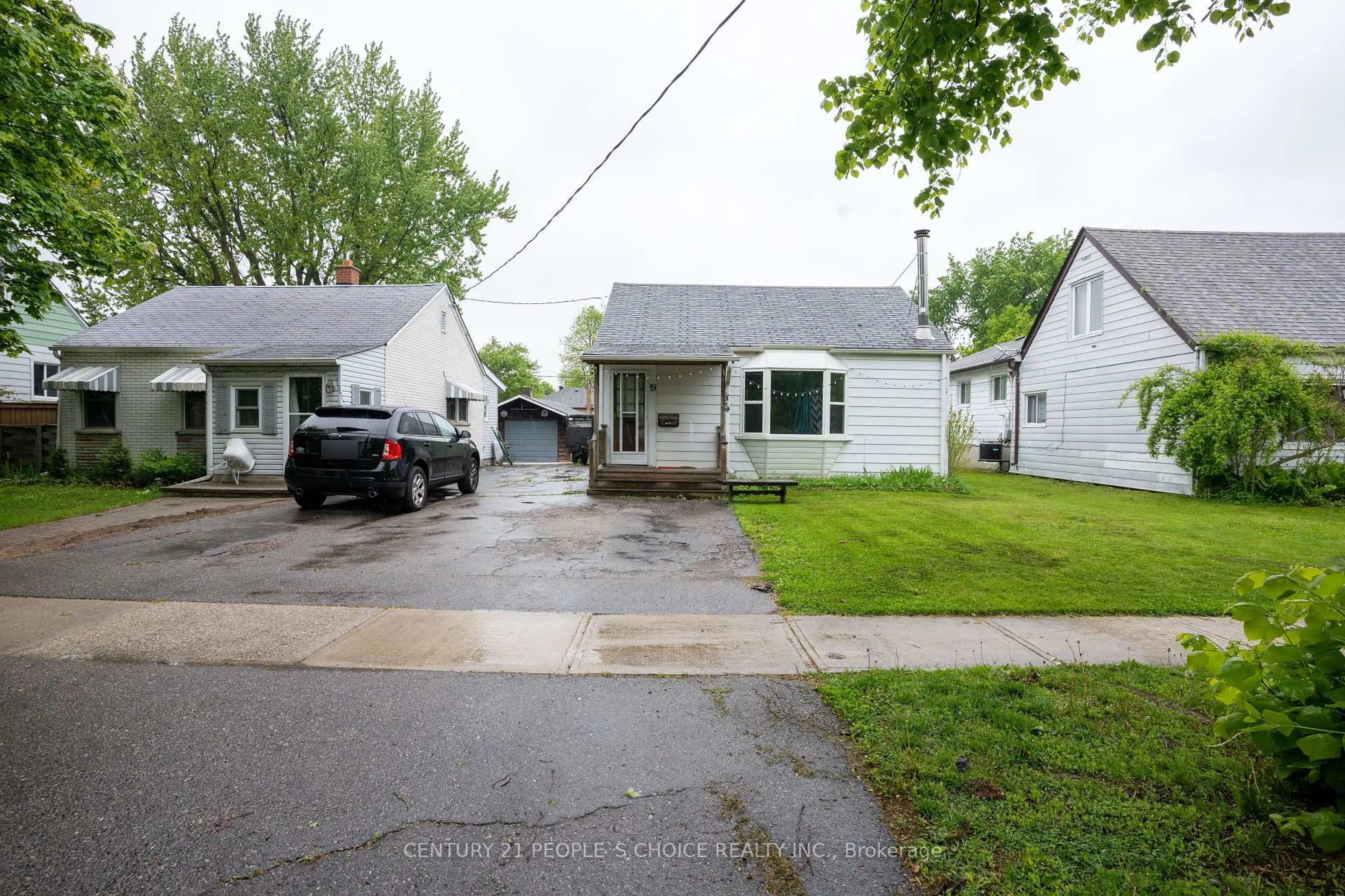 A pic from outside/outdoor area/front of a property/back of a property/a pic from drone, street for 19 Sunset Blvd, Brampton Ontario L1X 1W7