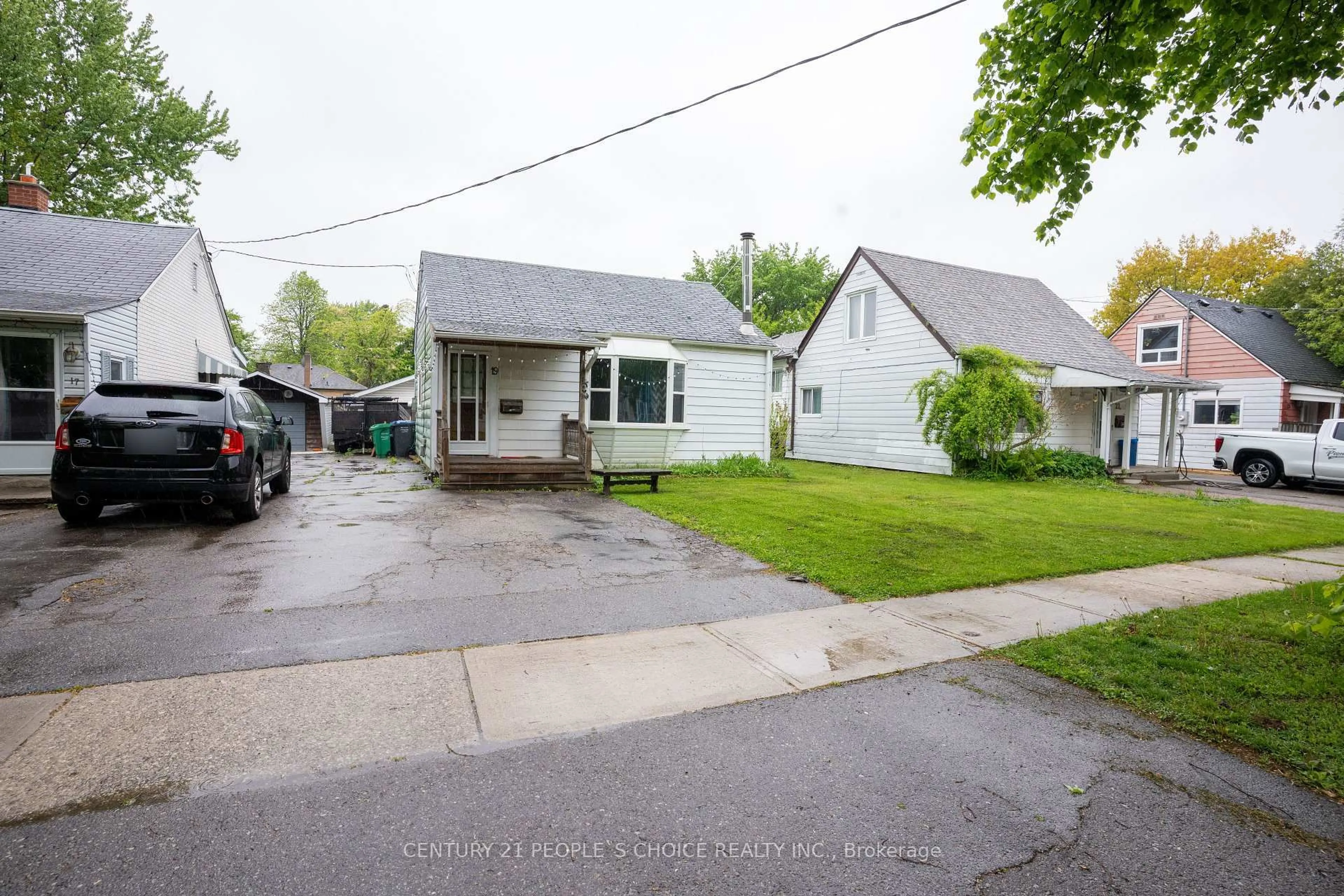 A pic from outside/outdoor area/front of a property/back of a property/a pic from drone, street for 19 Sunset Blvd, Brampton Ontario L1X 1W7