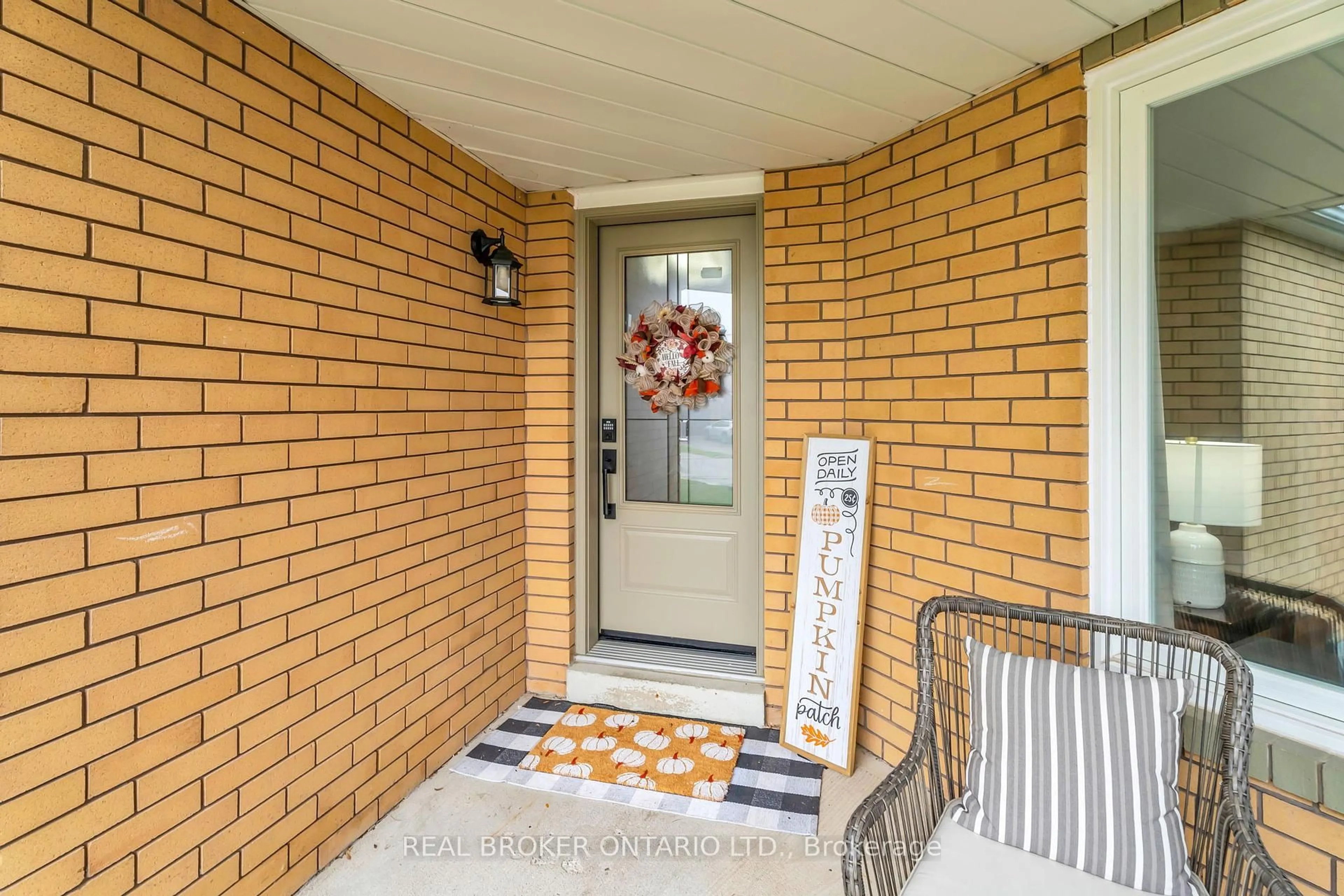 Indoor entryway for 309 Howard Cres, Orangeville Ontario L9W 4Y3