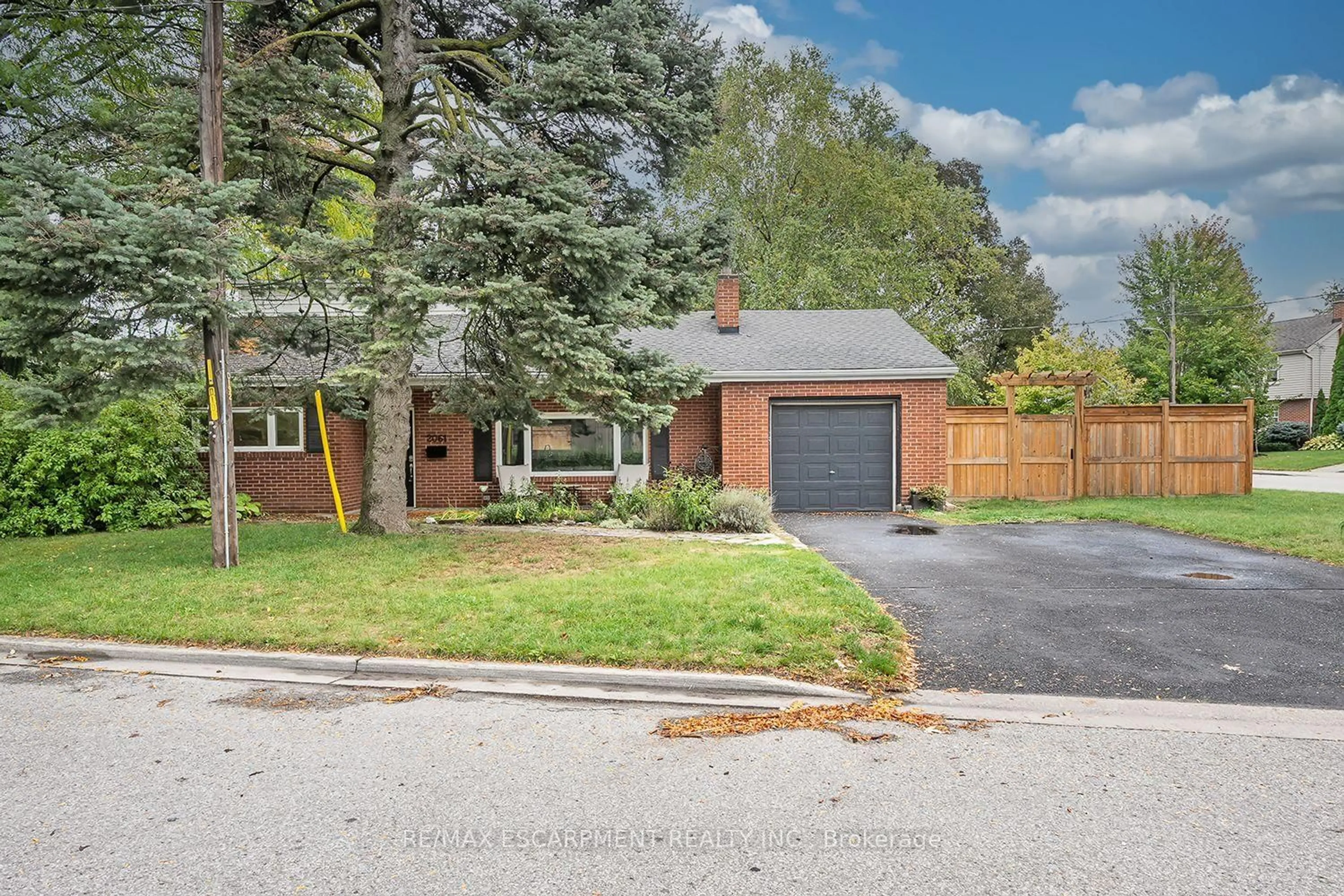 Home with brick exterior material, street for 2061 Halton Pl, Burlington Ontario L7R 1P8