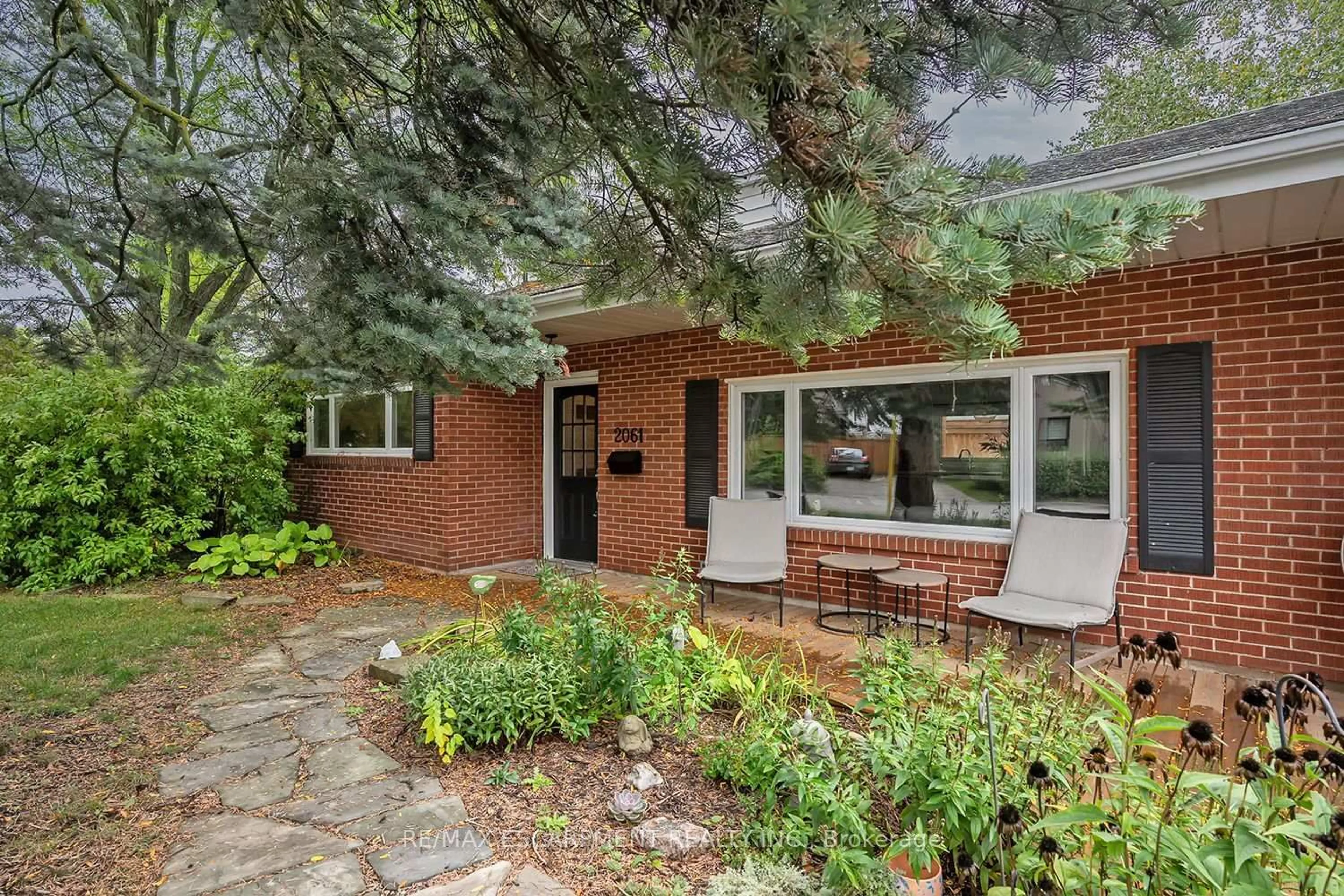 Home with brick exterior material, street for 2061 Halton Pl, Burlington Ontario L7R 1P8