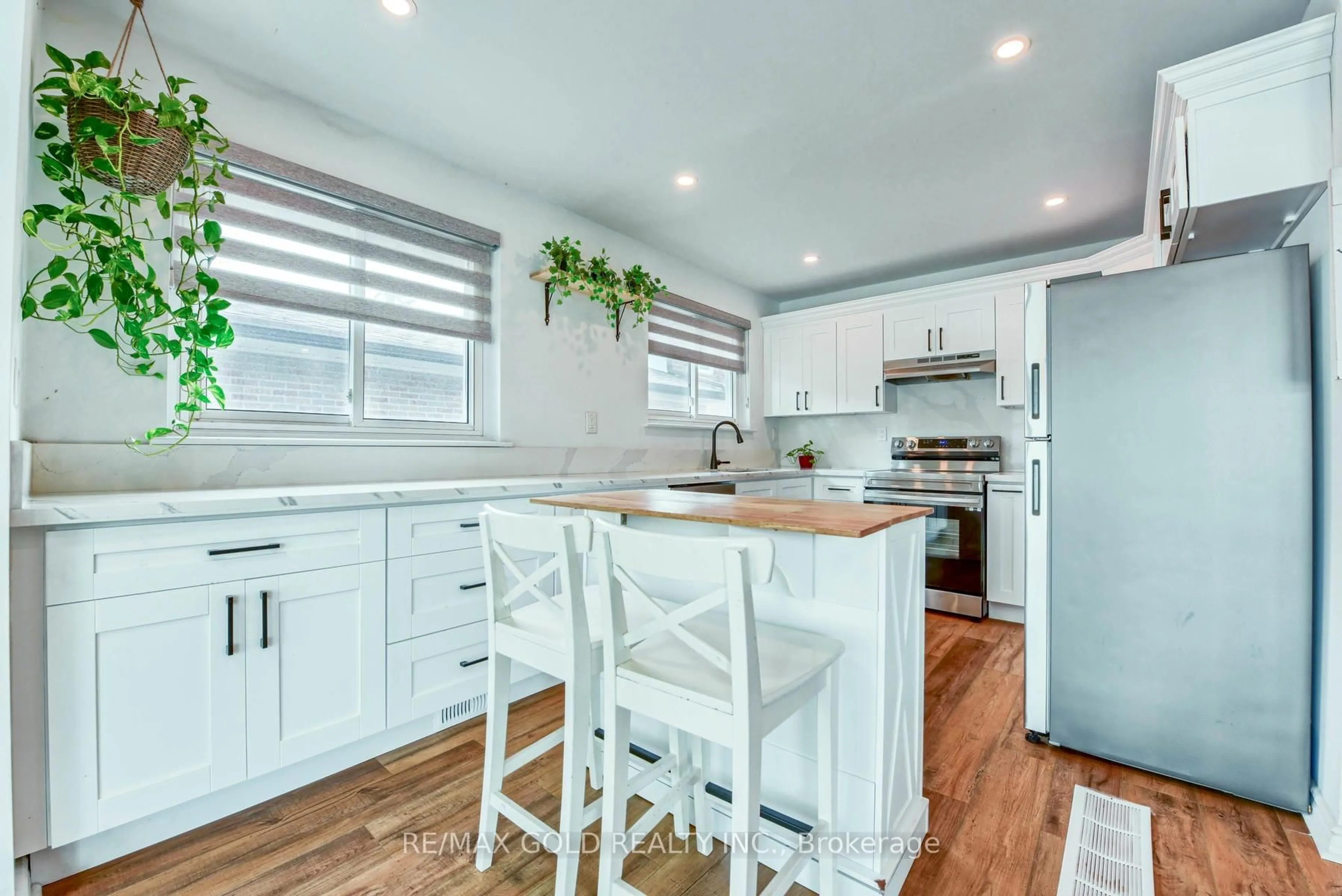 Open concept kitchen, wood/laminate floor for 70 Wilton Dr, Brampton Ontario L6W 3A1