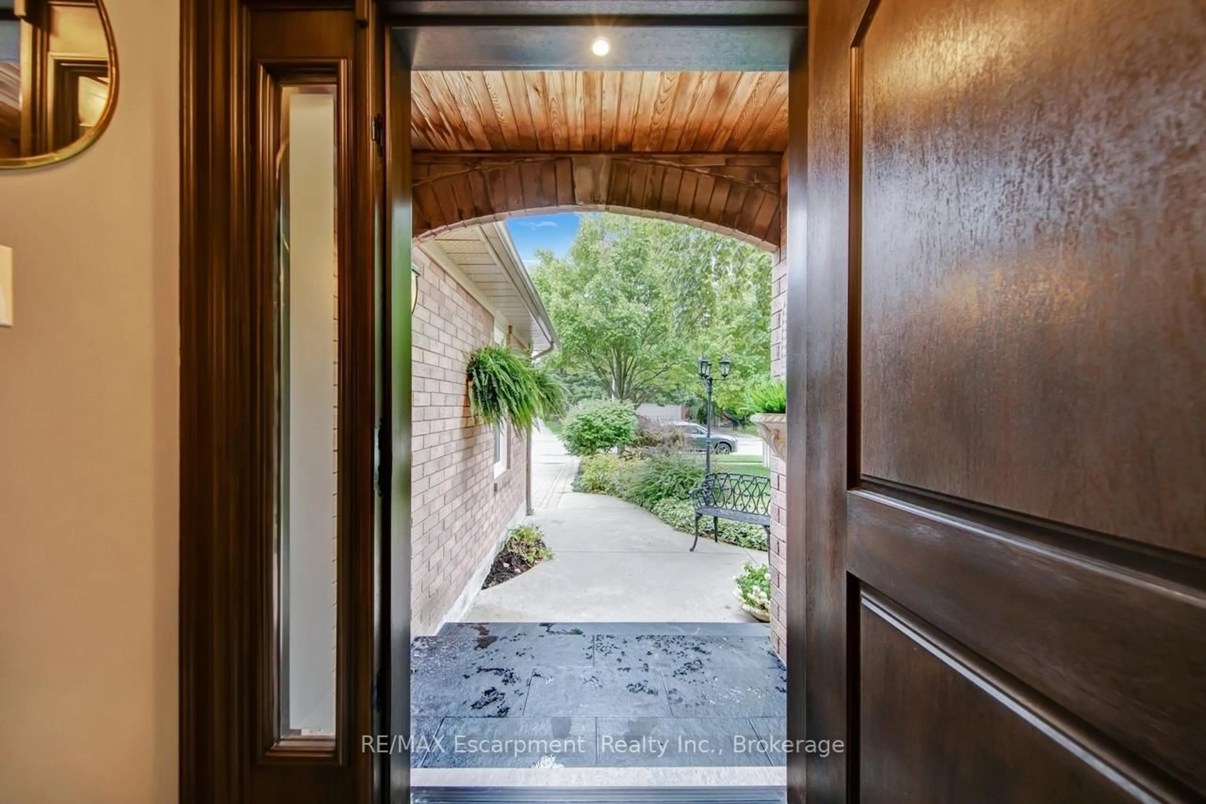 Indoor entryway for 2029 Banbury Cres, Oakville Ontario L6H 5P9