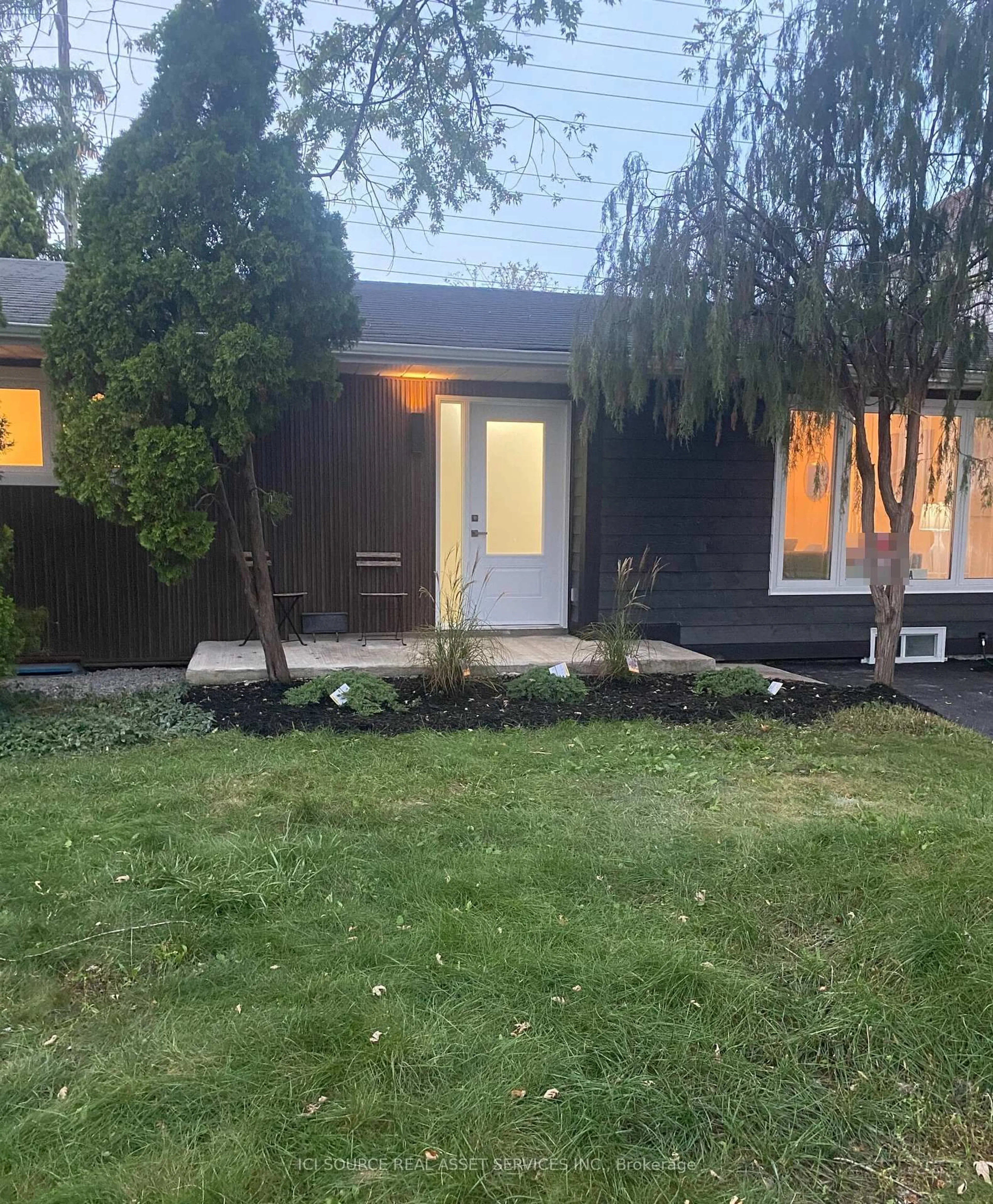 A pic from outside/outdoor area/front of a property/back of a property/a pic from drone, street for 26 Hillbank Tr, Brampton Ontario L6S 1P6
