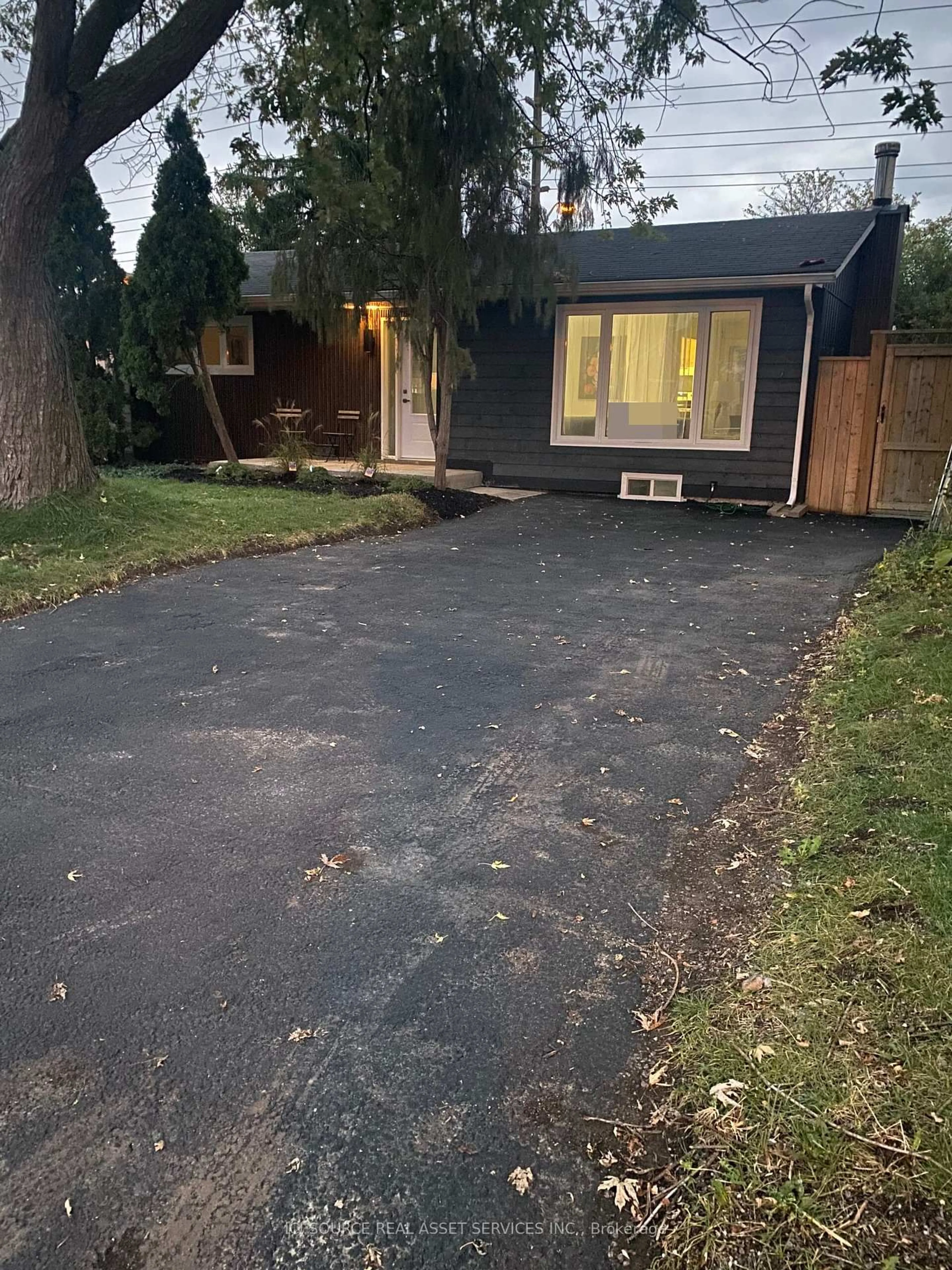 A pic from outside/outdoor area/front of a property/back of a property/a pic from drone, street for 26 Hillbank Tr, Brampton Ontario L6S 1P6