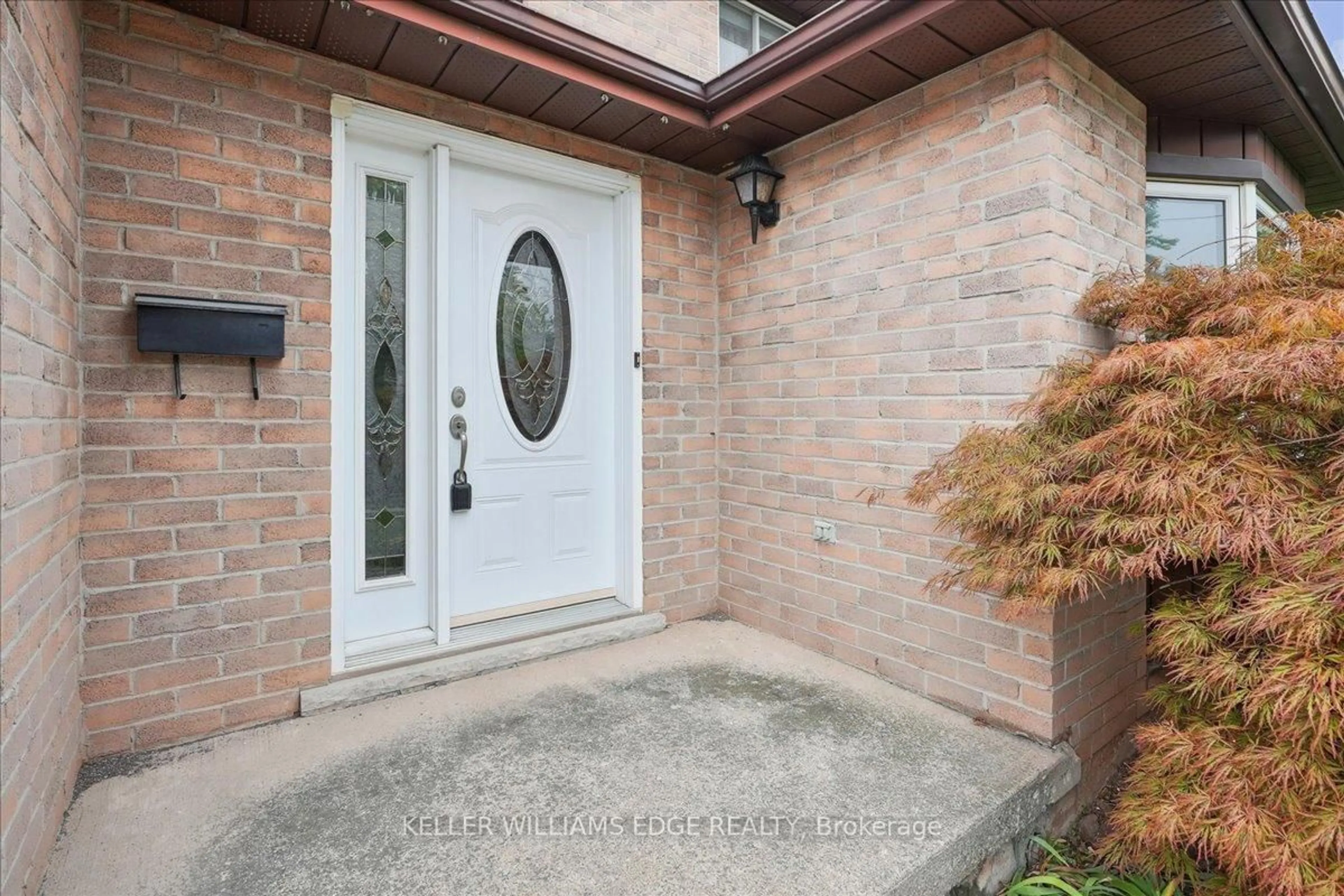 Indoor entryway for 477 Deerhurst Dr, Burlington Ontario L7L 5T4