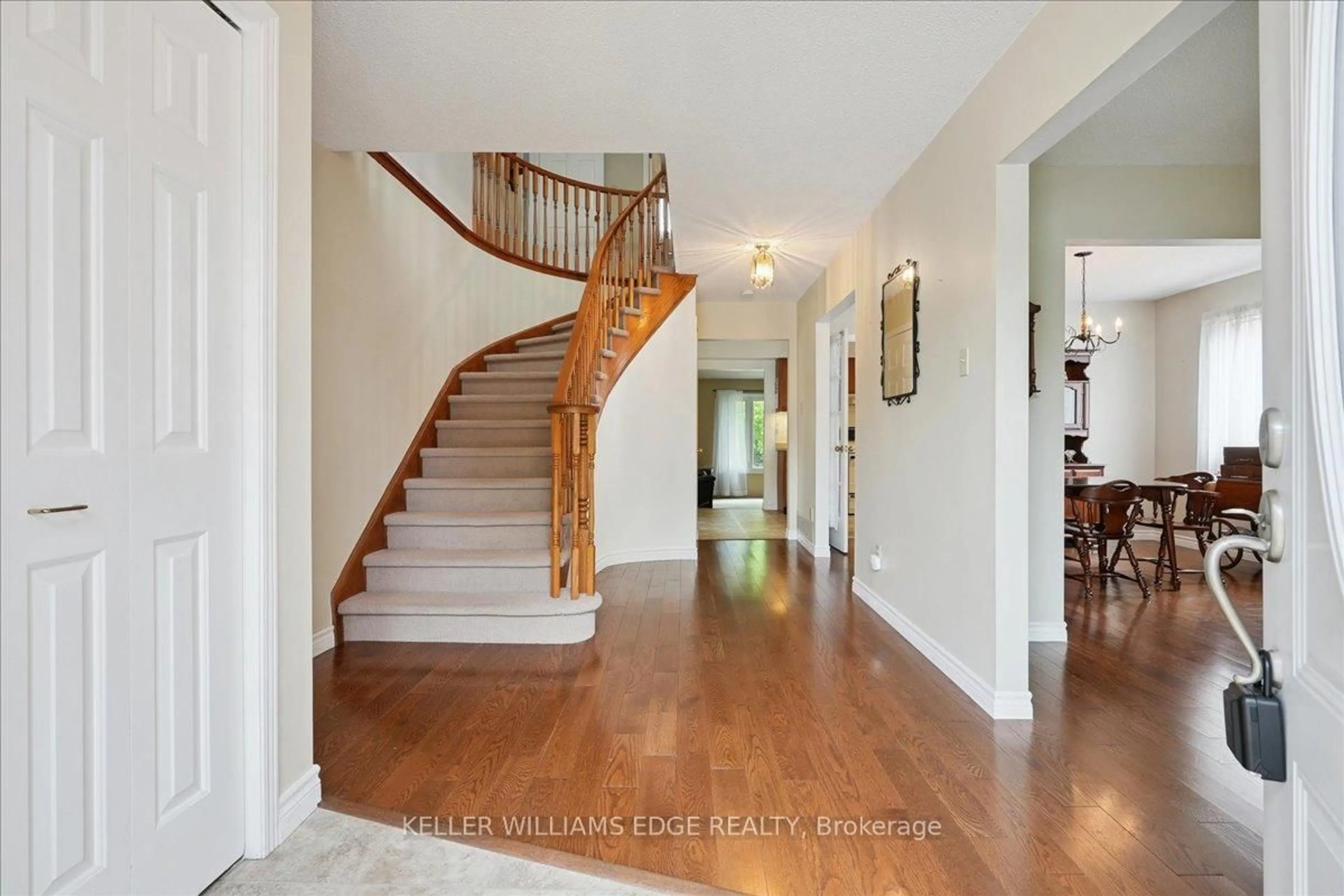Indoor foyer for 477 Deerhurst Dr, Burlington Ontario L7L 5T4