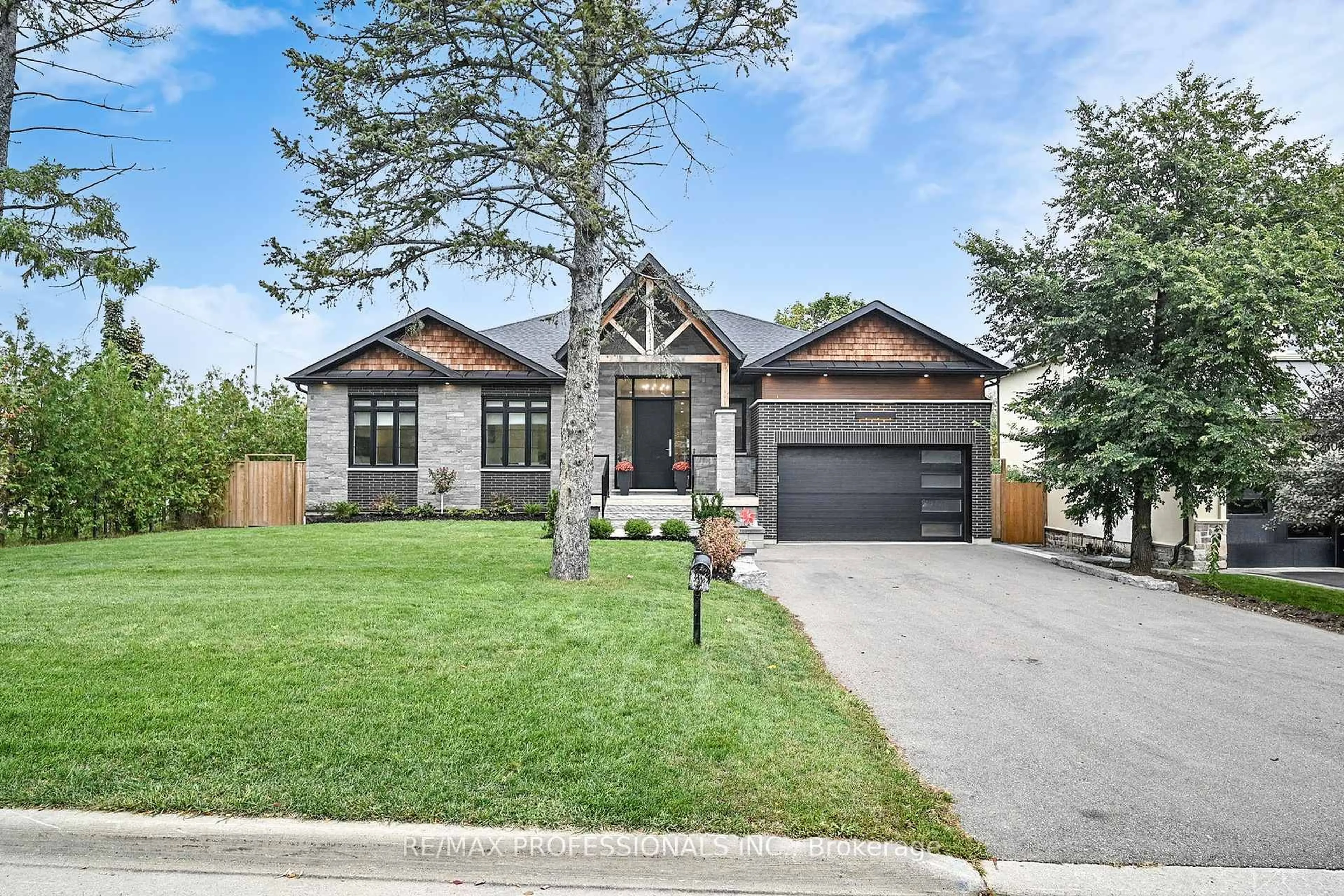Home with brick exterior material, street for 2615 Whaley Dr, Mississauga Ontario L5B 1X1
