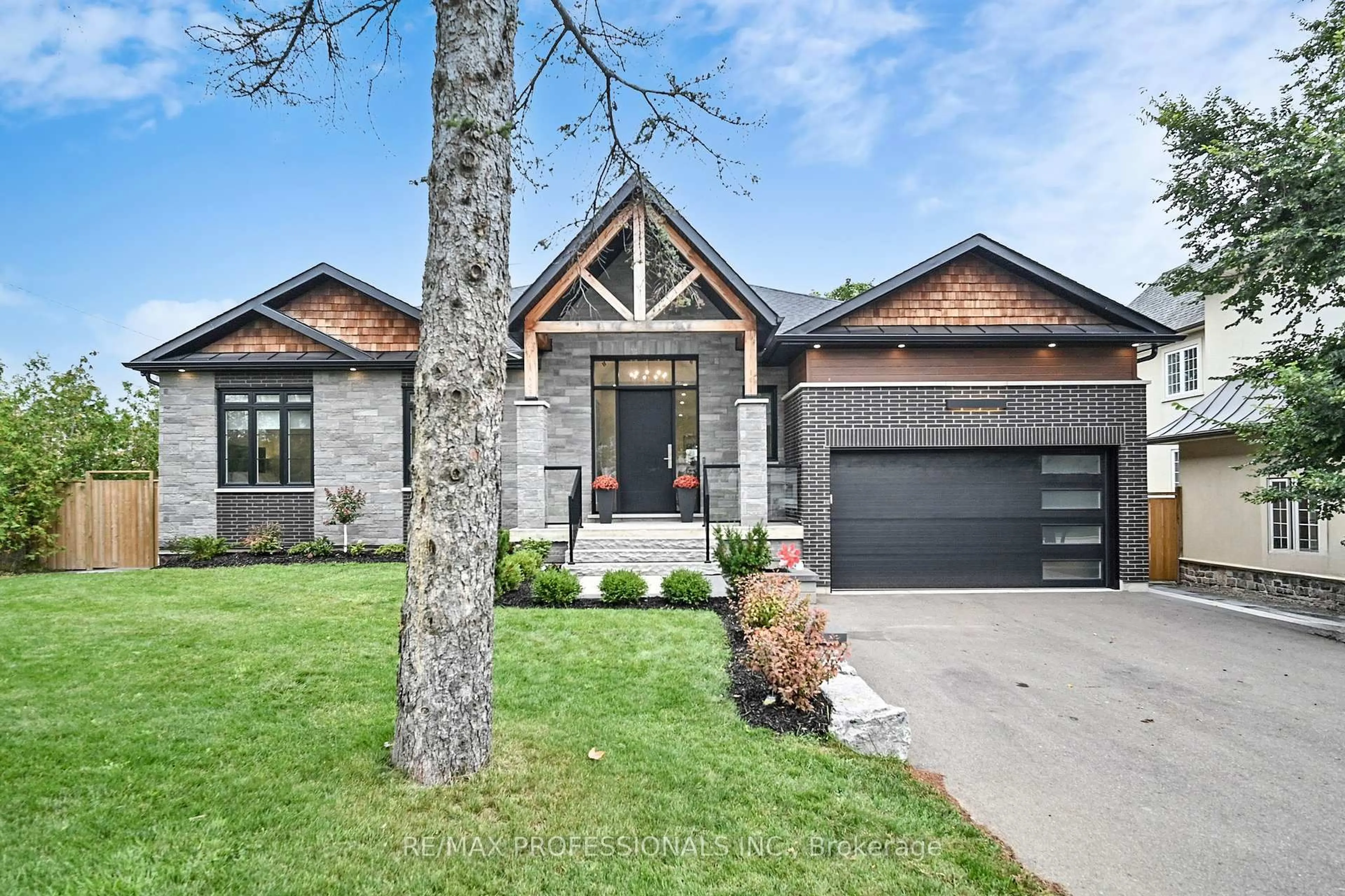 Home with brick exterior material, street for 2615 Whaley Dr, Mississauga Ontario L5B 1X1