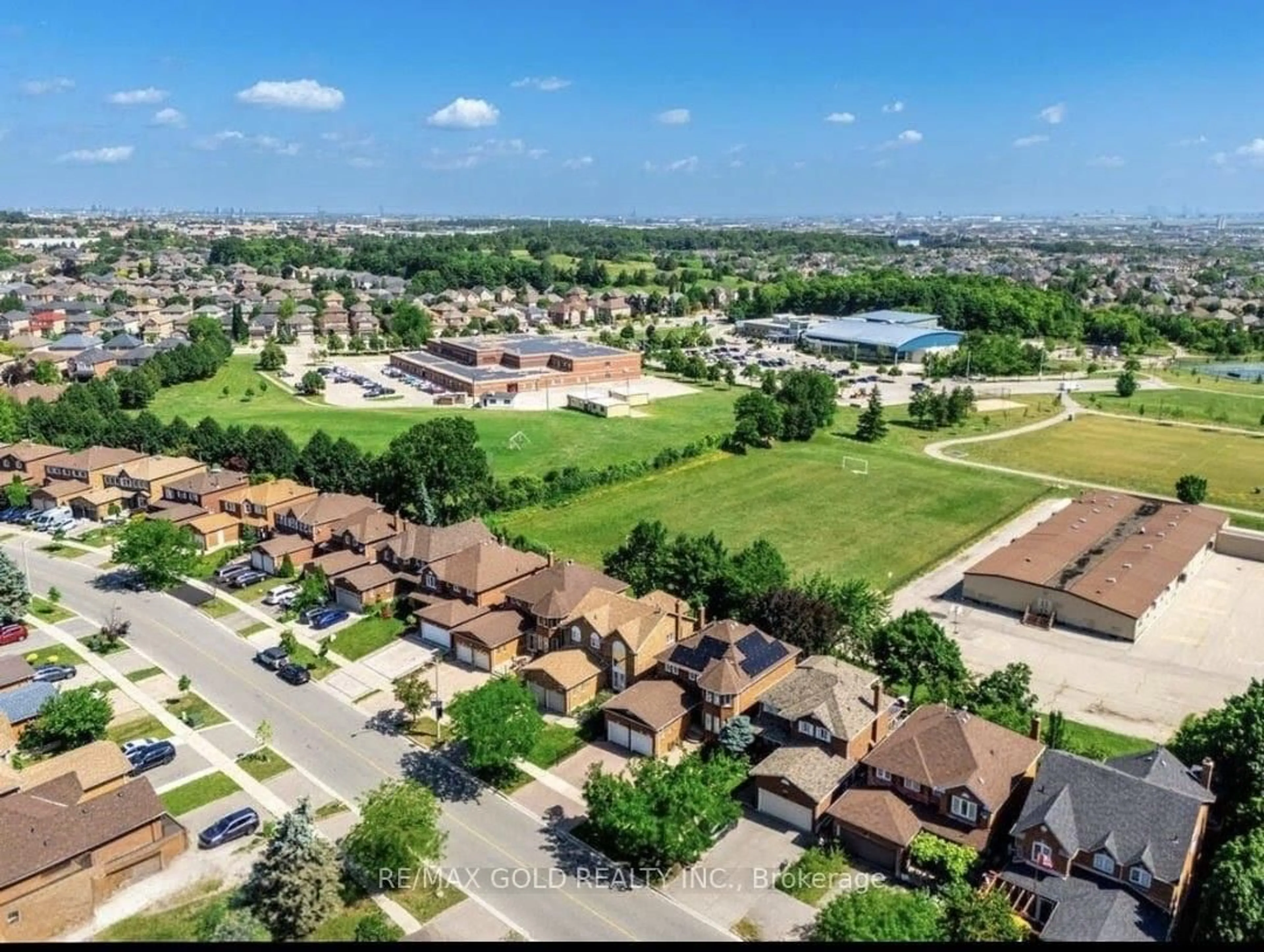 A pic from outside/outdoor area/front of a property/back of a property/a pic from drone, street for 5275 Thornwood Dr, Mississauga Ontario L4Z 3J3