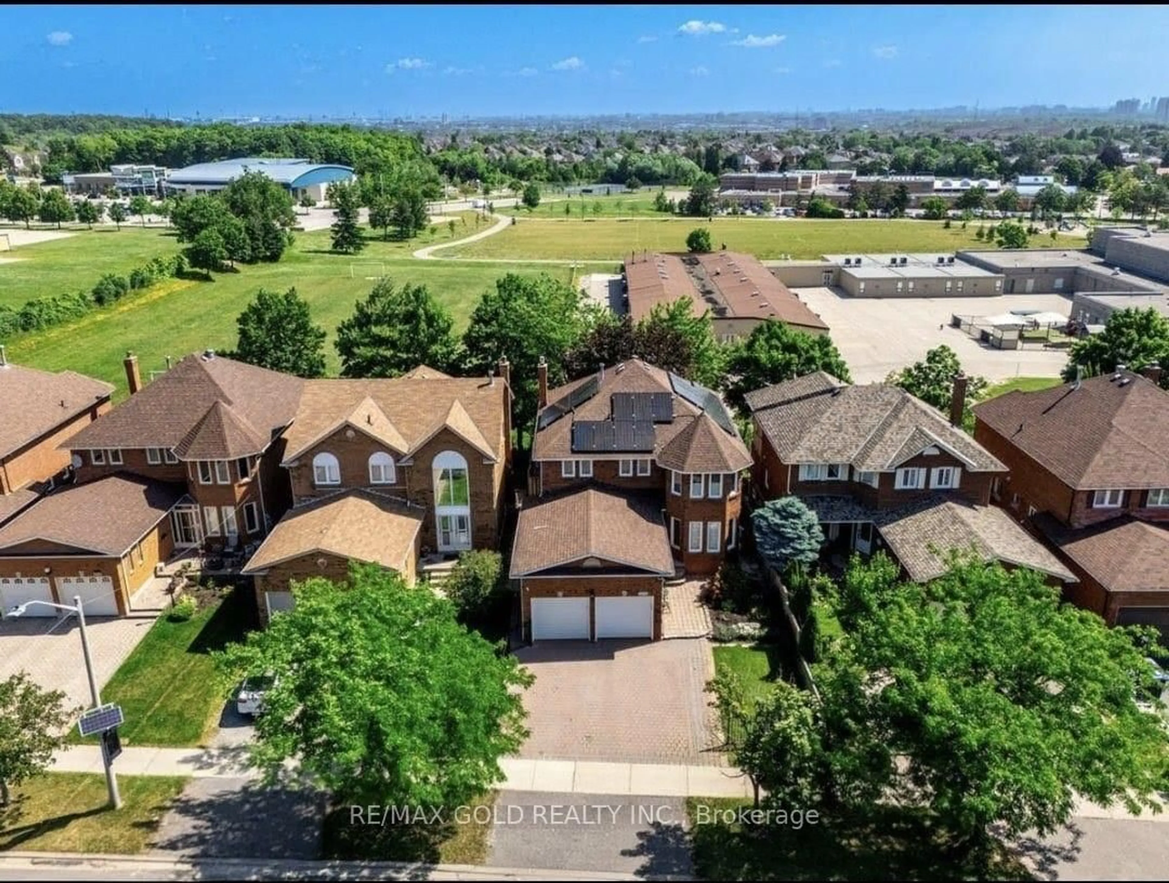 A pic from outside/outdoor area/front of a property/back of a property/a pic from drone, unknown for 5275 Thornwood Dr, Mississauga Ontario L4Z 3J3
