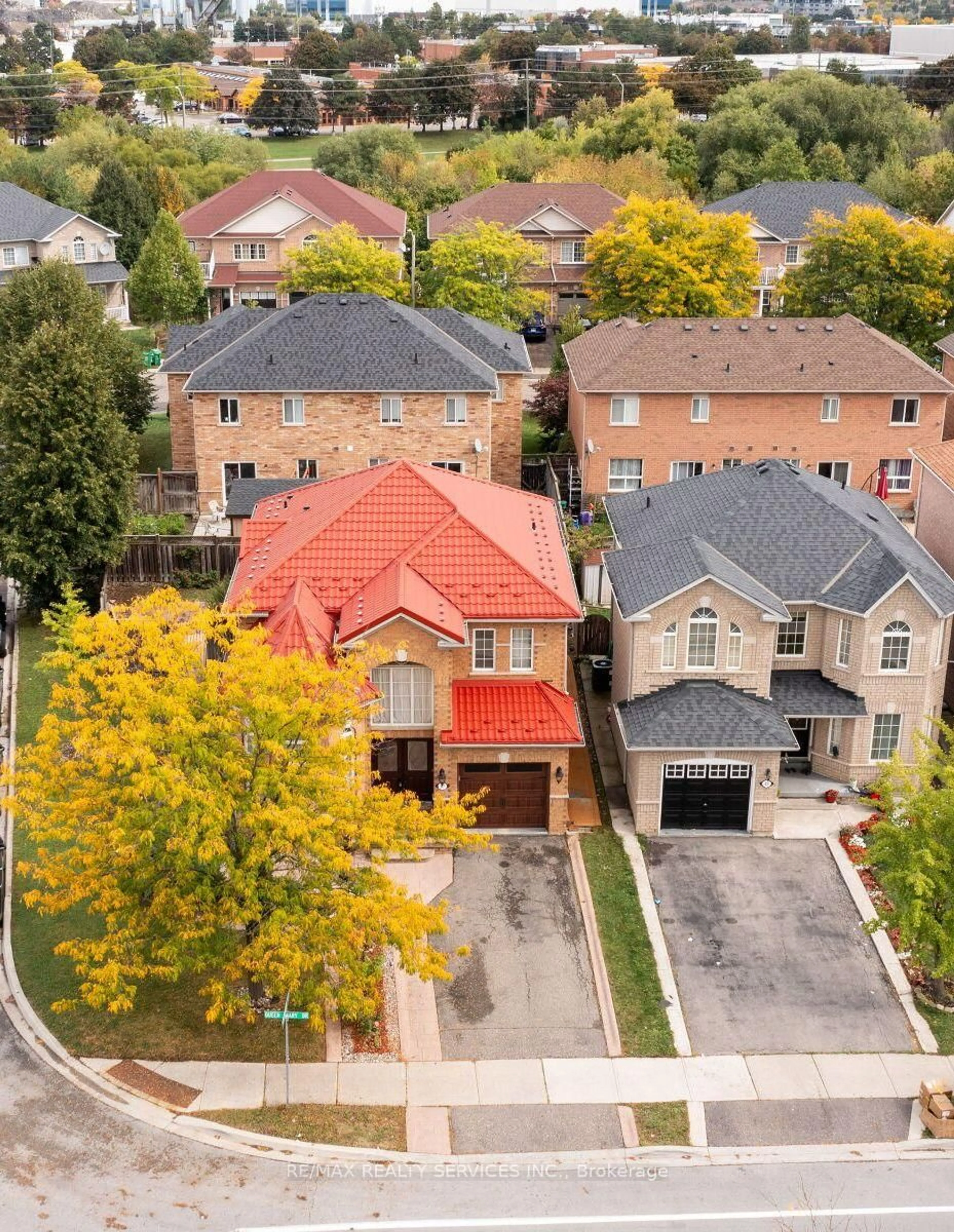 A pic from outside/outdoor area/front of a property/back of a property/a pic from drone, street for 87 Queen Mary Dr, Brampton Ontario L7A 2K2
