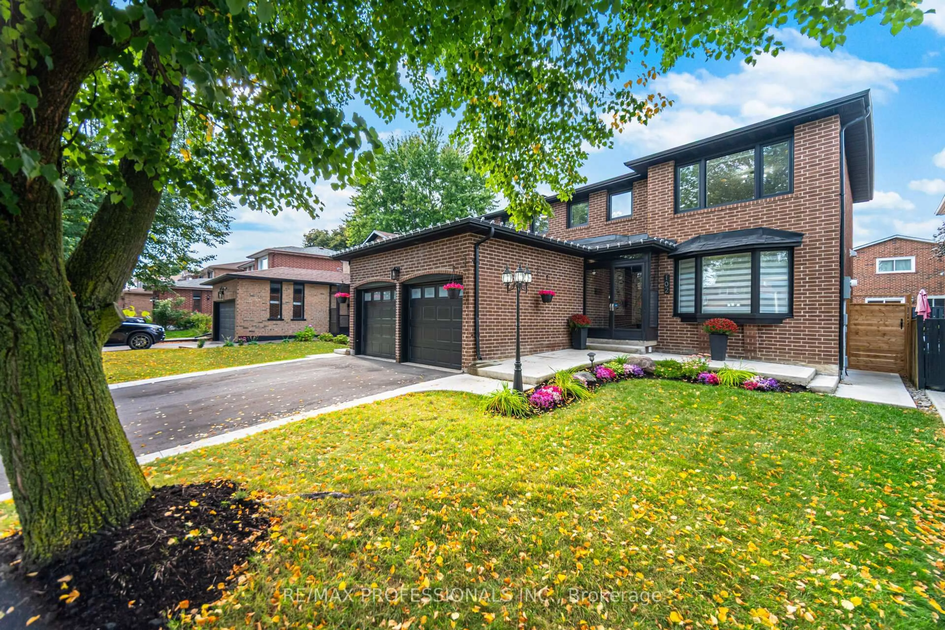 Home with brick exterior material, street for 102 Tanager Sq, Brampton Ontario L6Z 1X2