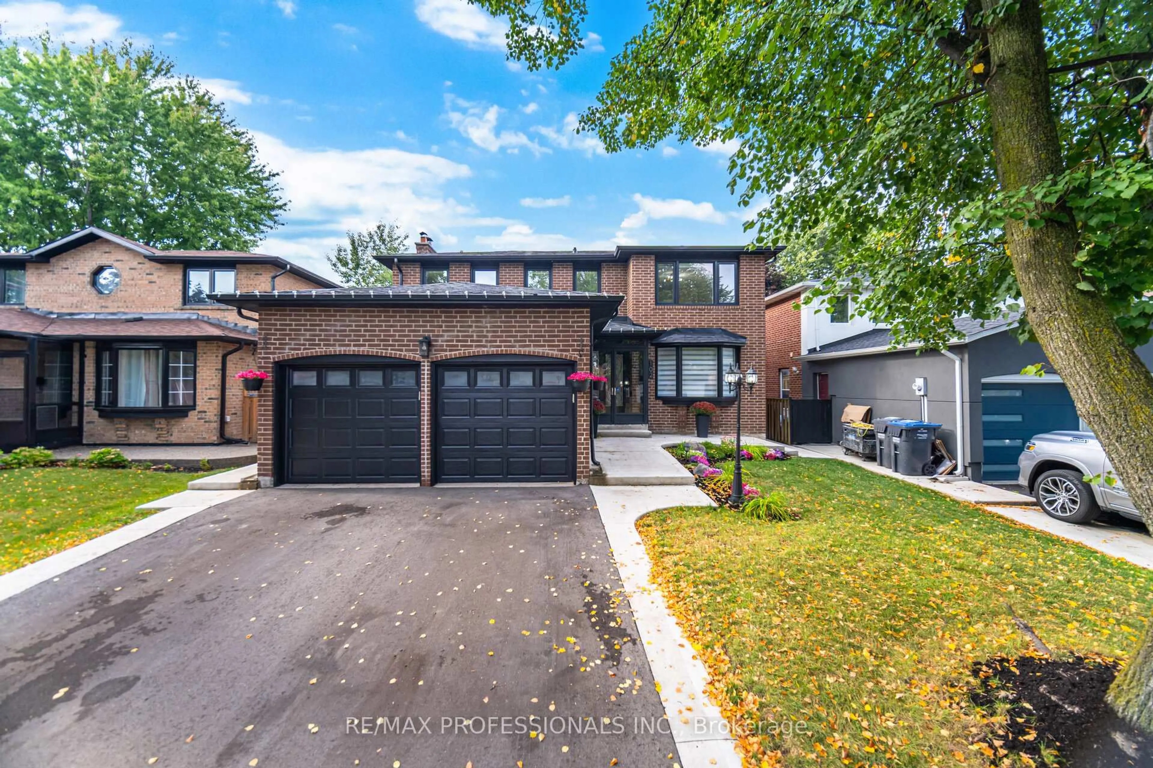 Home with brick exterior material, street for 102 Tanager Sq, Brampton Ontario L6Z 1X2