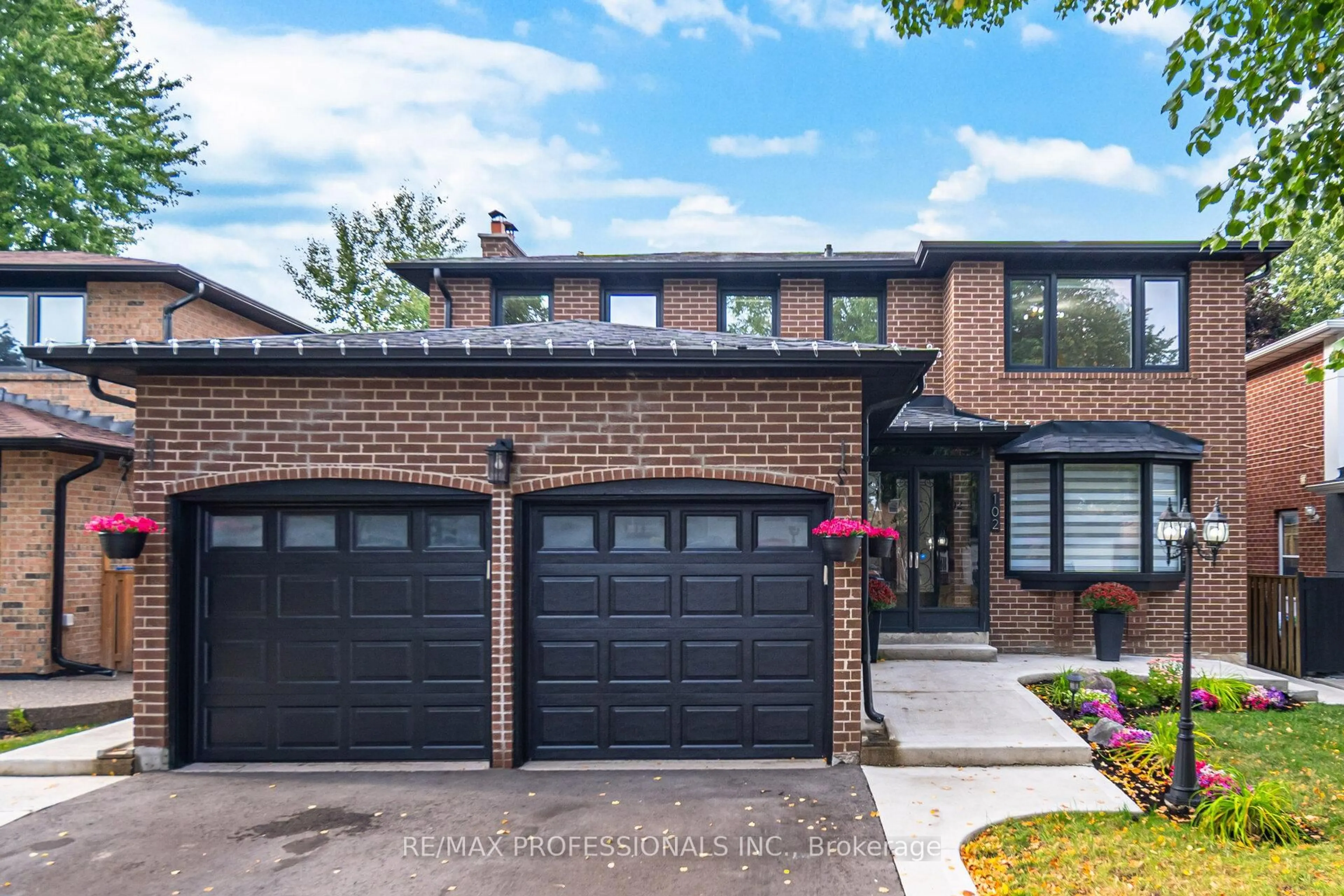 Home with brick exterior material, street for 102 Tanager Sq, Brampton Ontario L6Z 1X2