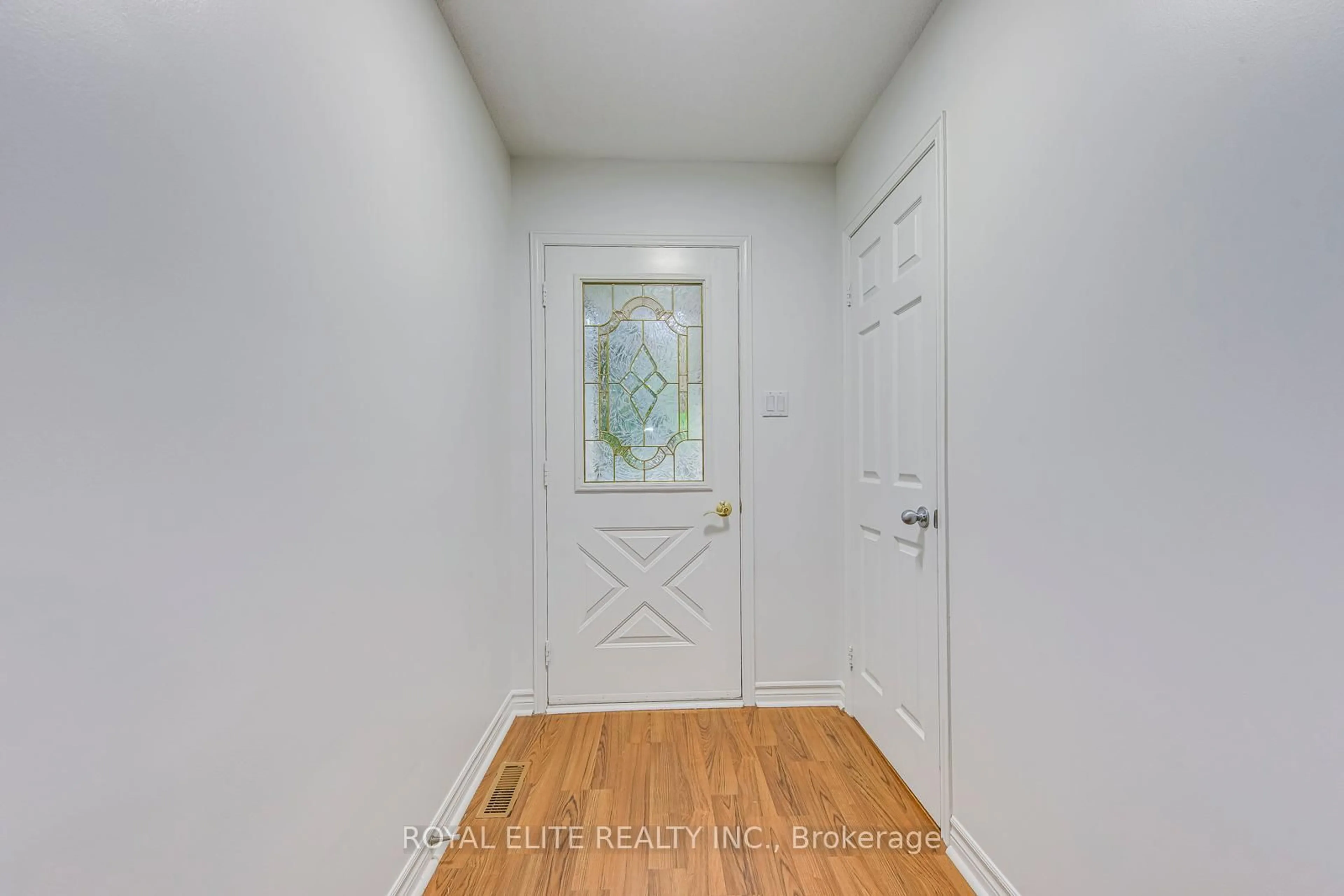 Indoor entryway for 6951 Harris Rd, Mississauga Ontario L5N 4Y9
