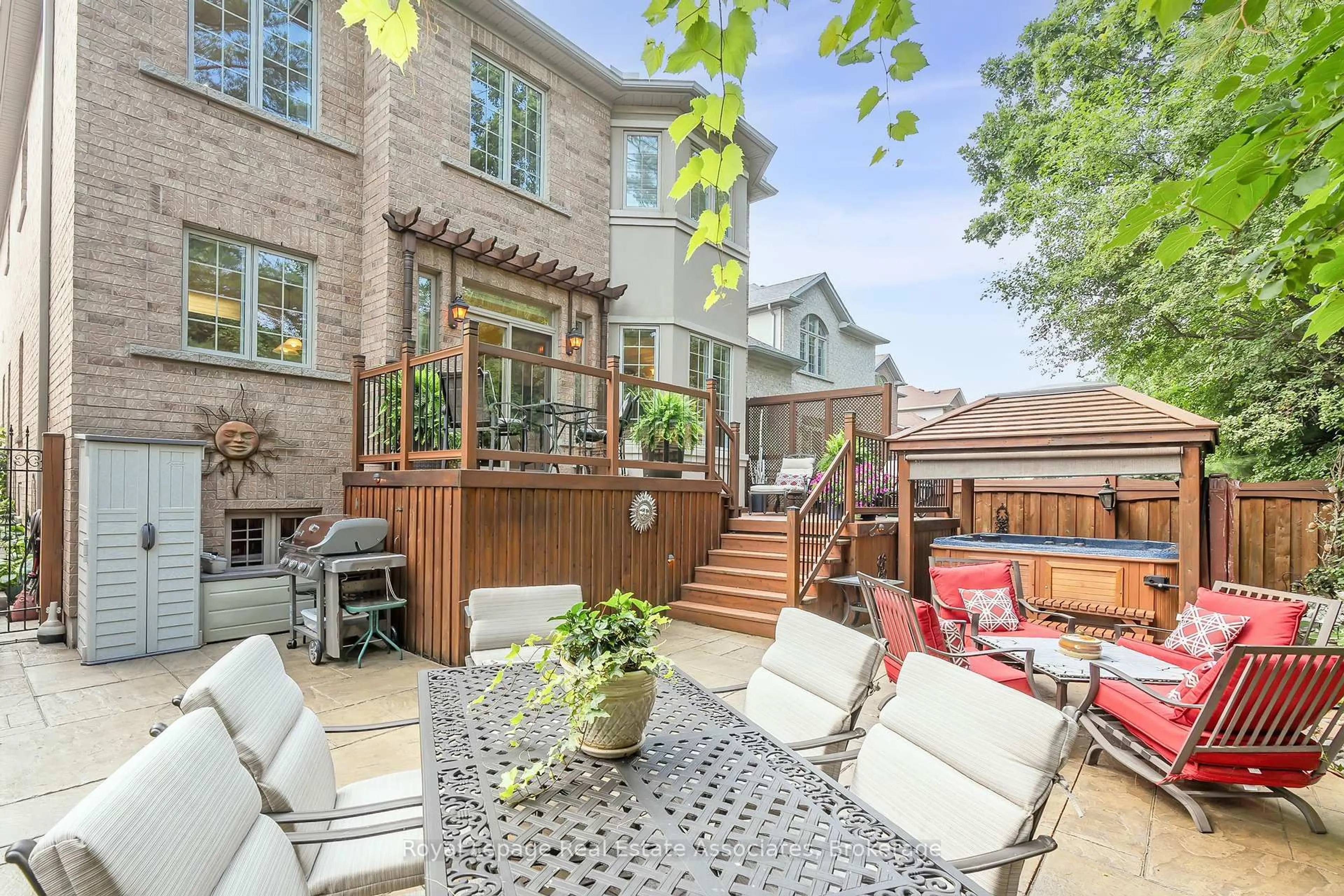 Patio, street for 2257 Adirondak Tr, Oakville Ontario L6M 4W4